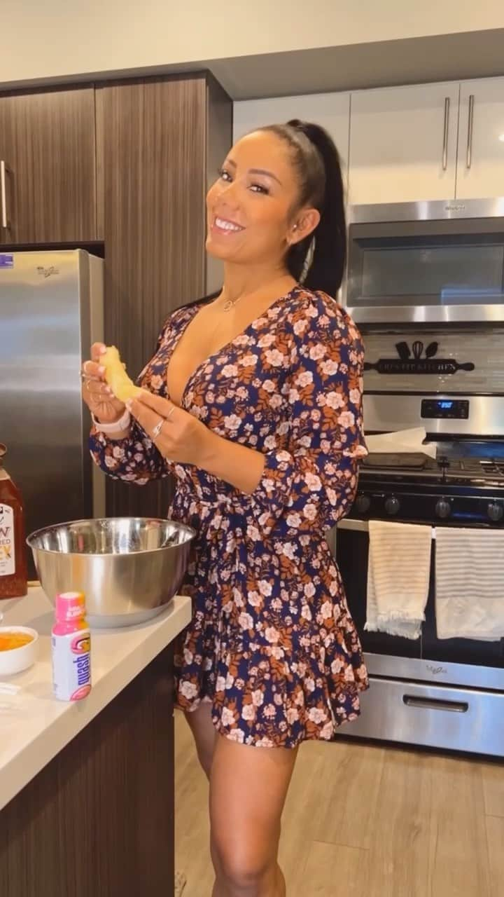 Eri Antonのインスタグラム：「Healthy banana bread sponsored by @quash    3 ripe bananas 2 cups ground oatmeal 2 eggs 1 tsp vanilla 1 tbsp cocoa powder 1/2 tsp baking soda 1/2 tsp baking powder 1/2 cup shredded coconut 1/2 cup walnuts 2 tsp honey or stevia 1/2 cup sugar free chocolate chips 1/4 cup coconut oil   Blend ingredients together and bake in a pan at 350 degrees for 30 minutes.  Enjoy with a ice cold @Quash   Go to www.bangenergy.com and use ERI10 for a 10% discount   #Quash  #Quashlt  #Ad」