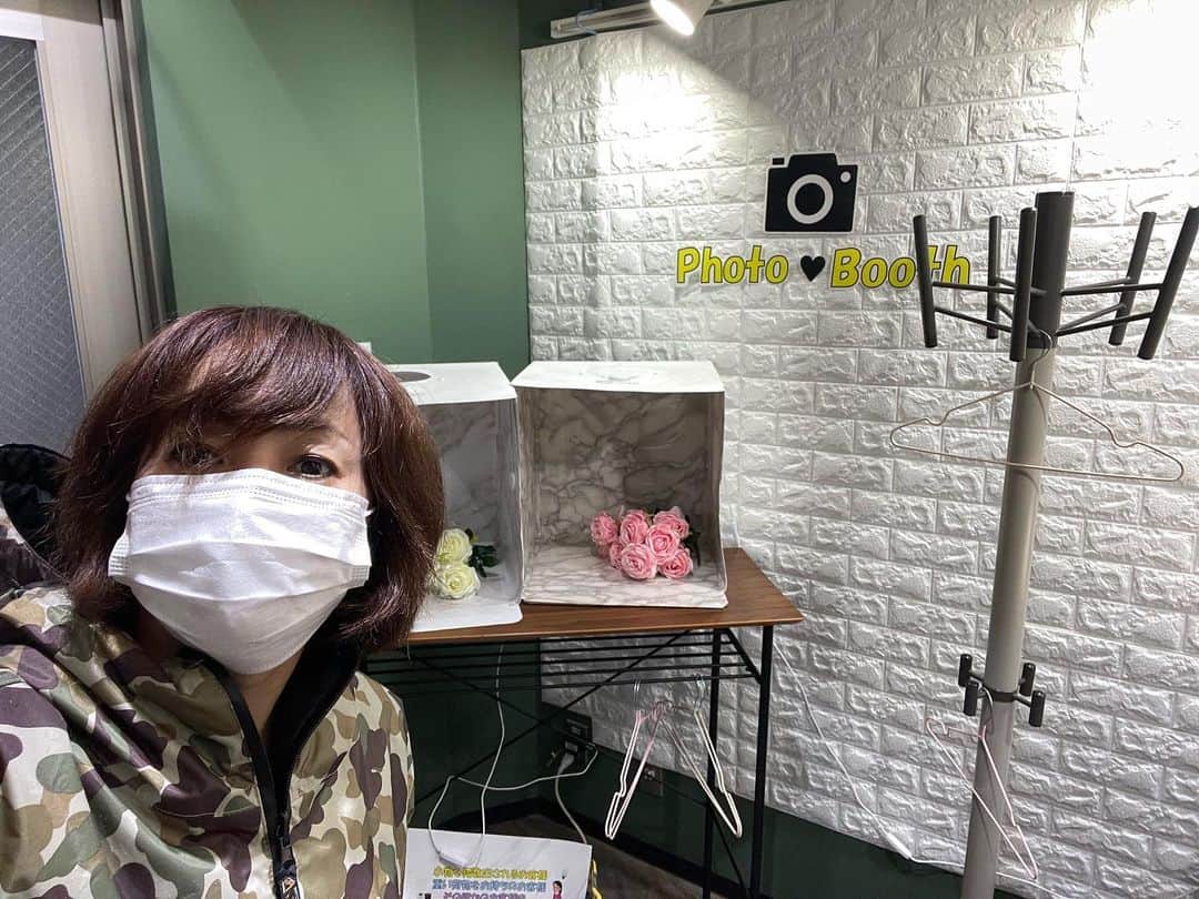 橋本志穂さんのインスタグラム写真 - (橋本志穂Instagram)「新しい1週間が始まりました。 先週は楽しい日記が書けませんでしたが 前へ前へー。。  週末はコンペにゲスト参加させていただいたのですが、 事前にキャディバッグを送るため 近所のクロネコさんに行ったの。 そしたらなんと‼️ インスタ映えする商品を撮影するコーナーがあったり。。。  フリマが多く活用される時代だからねー おばさん、なかなか ついていけない💦  捨てられない人間なので 売りたいもの 譲りたいものなら たっくさんあるのだけどー。  キャディバッグは無事にゴルフ場に届いて、 コンペも楽しく参加させていただきましたが、 その話はまたー。  昨日は近所に出かけるのに夫婦でタンデム。  倉庫の鍵を無くしてしまい ヘルメット出せなかったけど 近くにちょっと〜と出かけたの。 そしたら思いのほか早く雨が降ってきて目を開けるの たいへん〜💦 早く倉庫の鍵を探さねば‼️  3輪はノーヘルでも乗れるのですが、 安全とオシャレのために普段は被ってるのですがー、、、 こんな日は特に ヘルメット有ればよかったー💦と思いました。」5月16日 13時07分 - shihohashimoto3
