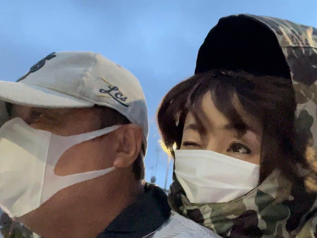 橋本志穂さんのインスタグラム写真 - (橋本志穂Instagram)「新しい1週間が始まりました。 先週は楽しい日記が書けませんでしたが 前へ前へー。。  週末はコンペにゲスト参加させていただいたのですが、 事前にキャディバッグを送るため 近所のクロネコさんに行ったの。 そしたらなんと‼️ インスタ映えする商品を撮影するコーナーがあったり。。。  フリマが多く活用される時代だからねー おばさん、なかなか ついていけない💦  捨てられない人間なので 売りたいもの 譲りたいものなら たっくさんあるのだけどー。  キャディバッグは無事にゴルフ場に届いて、 コンペも楽しく参加させていただきましたが、 その話はまたー。  昨日は近所に出かけるのに夫婦でタンデム。  倉庫の鍵を無くしてしまい ヘルメット出せなかったけど 近くにちょっと〜と出かけたの。 そしたら思いのほか早く雨が降ってきて目を開けるの たいへん〜💦 早く倉庫の鍵を探さねば‼️  3輪はノーヘルでも乗れるのですが、 安全とオシャレのために普段は被ってるのですがー、、、 こんな日は特に ヘルメット有ればよかったー💦と思いました。」5月16日 13時07分 - shihohashimoto3