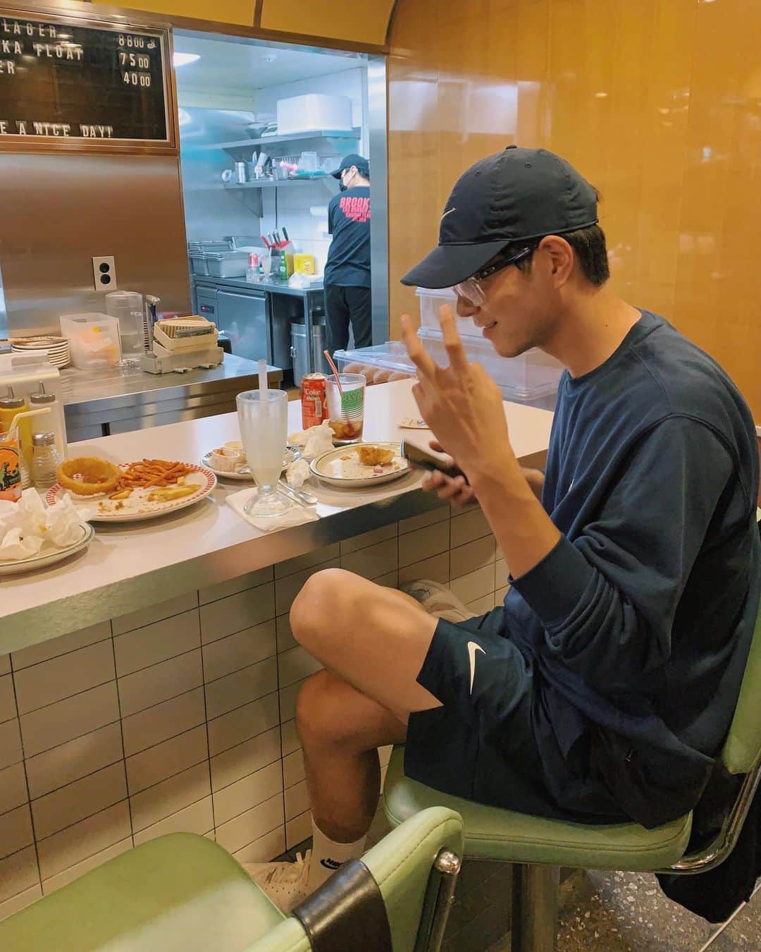ホン・ジョンヒョンのインスタグラム：「🍔」