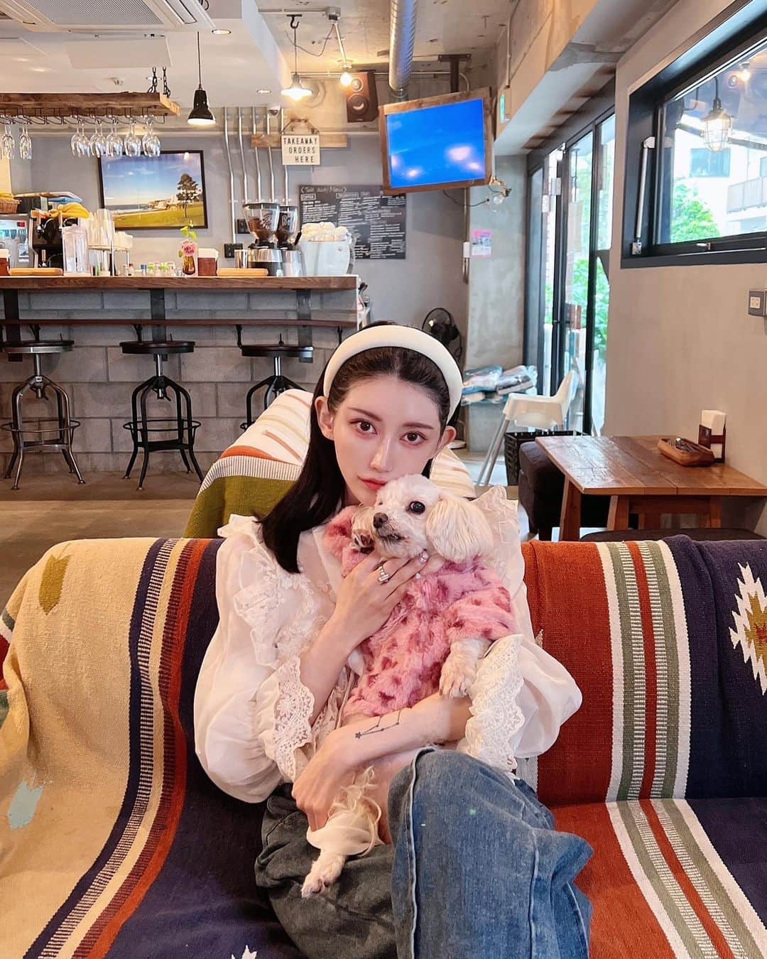MASAMIのインスタグラム：「世代だからあゆみたいなヒョウ柄着せちゃう飼い主🐆 ポコお腹パンパンで草」