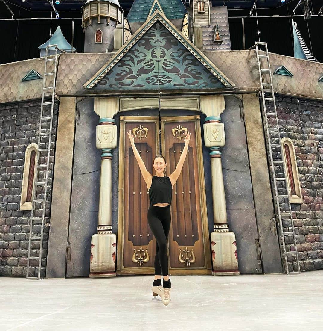アナスタシア・オルソンのインスタグラム：「9 months, 32 cities, 253 shows. Performing in front of thousands of eager fans again... Being grateful is an understatement 💛」