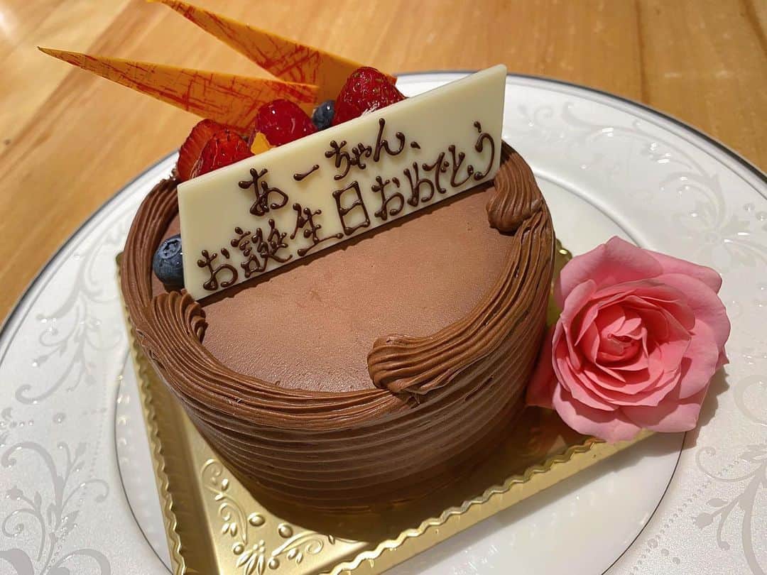 森脇亜紗紀のインスタグラム：「・ 本日30歳になりました☺️🎂 お誕生日を迎えた瞬間から、 10分に1回くらいのペースで 「三十路❤️」とひたすら囁いてきた夫🙋🏻‍♂️😂笑 娘が産まれて、家族3人で過ごす 2度目のお誕生日も夫と娘のおかげで 沢山笑ってとっても幸せな日になりました😊💗 ・ そして皆さんいつも温かいメッセージ 本当にありがとうございます🥰 周りの方々への感謝を忘れず、 素敵な大人の女性になれるように 精進したいと思います✨ 今後もよろしくお願いします☺️❤️」