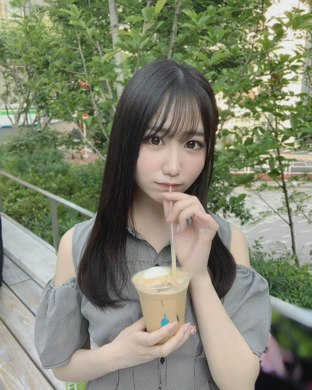 羽鳥みおのインスタグラム：「💧  #ブルーボトルコーヒー カフェに 最近とってもハマっています ☕️  少しでも空き時間があると mapで近くにないか検索して 多少遠くても行っちゃうくらいにはすき  ここはコーヒーはもちろん、 ワッフルが美味しすぎるから 見つけたら皆たべてみて ☺️🥨  #ブルーボトルコーヒー渋谷 #カフェ #カフェ巡り #カフェ部 #カフェ活  #カフェイン #カフェスタグラム  #渋谷 #渋谷カフェ #渋谷ランチ  #japanesegirl #japaneseidol #girl #cafe #bluebottlecoffee #coffee  #followers #followｍe #followtrain  #waffle #lunch #ootd #shibuyacafe  #cafehopping #cafelife #cafelatte」
