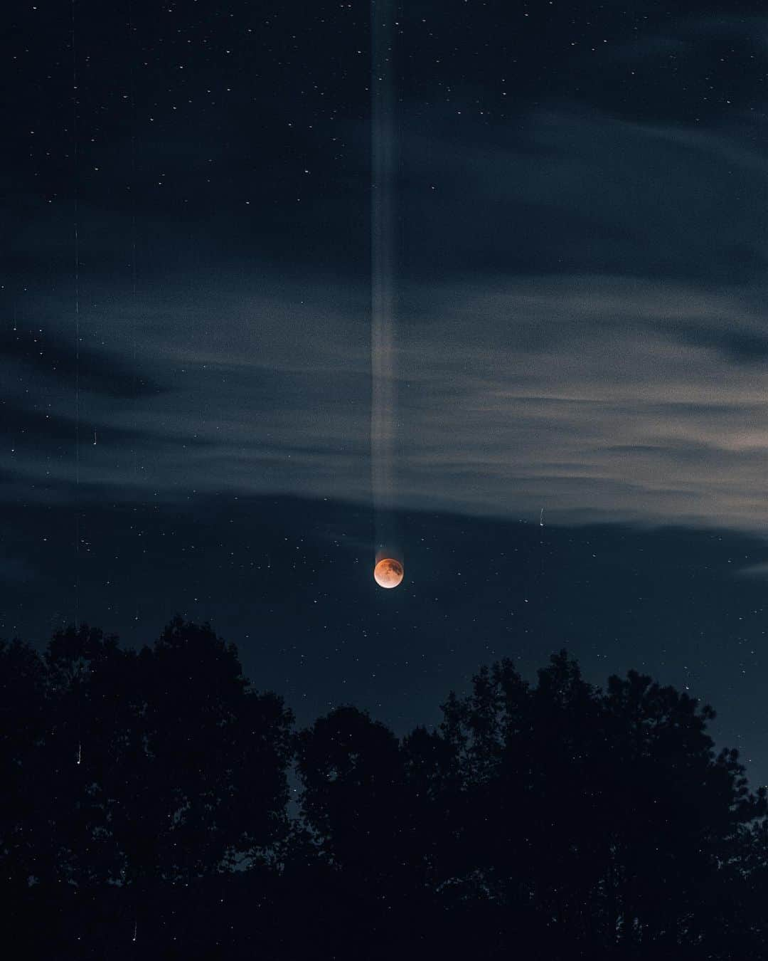 Cole Riseさんのインスタグラム写真 - (Cole RiseInstagram)「relative motion study, blood moon 2022. single exposures while moving the lens.」5月17日 0時01分 - colerise