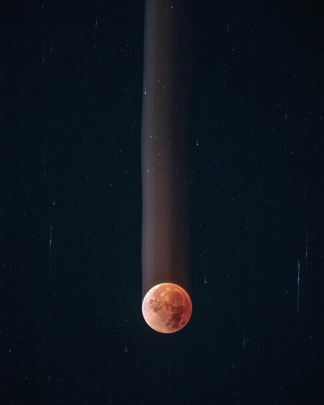Cole Riseさんのインスタグラム写真 - (Cole RiseInstagram)「relative motion study, blood moon 2022. single exposures while moving the lens.」5月17日 0時01分 - colerise