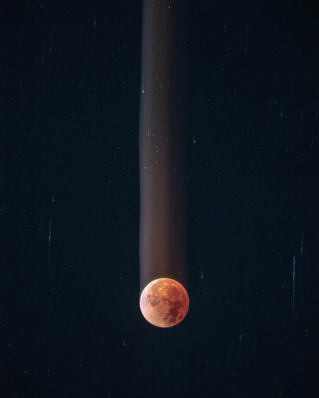 Cole Riseさんのインスタグラム写真 - (Cole RiseInstagram)「relative motion study, blood moon 2022. single exposures while moving the lens.」5月17日 0時01分 - colerise