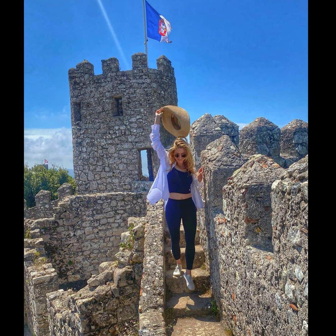 キャサリン・ウィニックのインスタグラム：「In every woman.. there is a Queen. Love you Portugal! 🇵🇹」