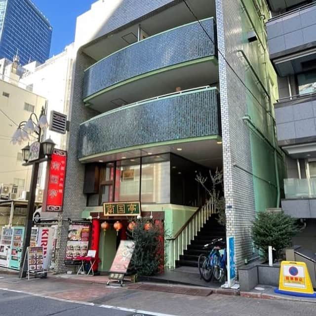 夏焼雅さんのインスタグラム写真 - (夏焼雅Instagram)「🫧🛍💕 ROSY  KELLYポップアップイベント＆フリーマーケットに関してのお知らせです📢💕  日程:  5月22日(日) 時間: 12:00〜18:00 場所: 東京都渋谷区渋谷3-6-16    エメラルド青木ビル202  アクセス: 渋谷駅C1出口より徒歩3分🏃🏼‍♀️　　　　　 ※「南国亭」という中華料理店が1Fにあります。 　　　　 　 ご来場のお客様へのお願いとご注意。  新型コロナウイルス感染症陽性とされた方との濃厚接触がある方、過去２週間以内に政府から入国制限、入国後の観察期間を必要とされている国・地域への訪問歴及び当該在住者との濃厚接触がある方はご来場をお控え下さい。  【お客様へのお願い】 〇ご来場の際はマスクの着用をお願い致します。 マスクをご着用頂けない方のご入場は安全面を考慮しお断りさせて頂きます。 尚、マスクはご自身でのご用意をお願い致します。 〇体調が優れない場合や、発熱・咳などの症状がある場合はご来場をお控え下さい。 〇混雑状況により入場制限を行う場合がございます。 また、会場付近での滞留はご遠慮下さい。 入場時はソーシャルディスタンスを確保するようご協力をお願い致します。 〇飛沫感染防止のため、お客様同士の会話は、最小限にとどめていただけますようお願い致します。 〇備え付けのアルコール消毒液のご使用、咳エチケットのご協力をお願い致します。 〇ご入場時に、非接触型体温計による検温の実施。 （基準値37.5℃上回る、あるいは上回る恐れのある場合は、入場をお断りさせて頂きますので予めご了承下さい。）  【お支払いに関して】 お支払いは現金のみでのご対応となります。  ※ポップアップ・フリマでの袋に関しては ご自身でお持ち頂きます様、ご協力お願い致します。🛍  会場内の適切な換気を行っております。 ご理解とご協力のほど、どうぞよろしくお願いいたします。  皆さまのご来場を心よりお待ちしております🫶🏻💕  ROSY KELLY  #ROSYKELLY #ポップアップ #フリマ」5月16日 16時00分 - miyaaa0825