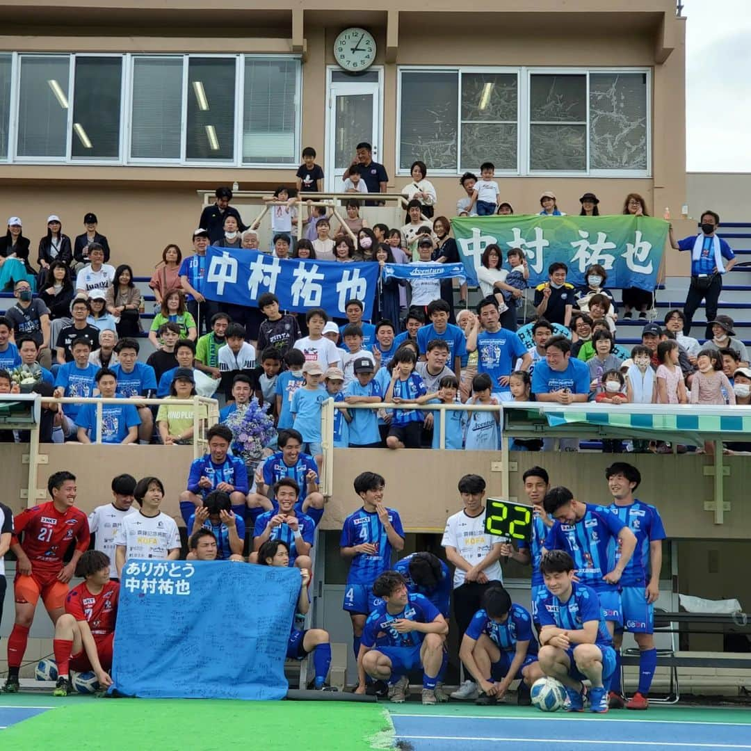 福田俊介さんのインスタグラム写真 - (福田俊介Instagram)「祐也お疲れ様！！ 同じチームでプレー出来て本当に良かった！！  祐也フレンズ凄いメンバーだったな⚽ サッカーの素晴らしさ、中村祐也の凄さを改めて実感しました。 これからも同じサッカー人としてお互い頑張っていこう！！  #西澤代志也 #鈴木将太 #石神直哉　 #臼井幸平 #馬場賢治 #山口貴弘 #星野悟 #李漢宰 #金聖基 #内田剛 #酒井大登 #松尾喬一郎 #山口俊輔 #小尾優也 #小寺潤 #小松祐己 #森谷大介 #徳吉裕介 #横田貴之 #矢田治貴 #八田千春 #弦巻雄太  #浦和レッズ #湘南ベルマーレ #町田ゼルビア #アヴェントゥーラ川口 #サッカー #青木公園 #中村祐也 #kawakinpark」5月16日 16時15分 - shunsukefukuda28