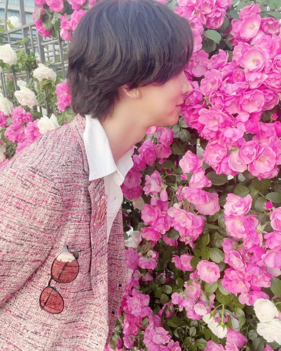 芹澤ナツキのインスタグラム：「・ 🌹花と俺🤴 ・ ・ ・ #カフェ好きな人と繋がりたい  #美男美女と繋がりたい  #おしゃれさんとつながりたい  #おしゃれ男子 #オシャレ  #韓国男子　 #Fashion  #コーデ　 #韓国ファッション好きな人と繋がりたい  #bts  #twice  #셀카 #맞팔　 #イケメン  #カッコイイ  #アイドル  #カフェ巡り　 #カフェ巡り好きな人と繋がりたい  #大阪カフェ　 #スタバ  #OOTD  #OOTN  #vip  #follow4followback  #instagoodmyphoto  #f4f」