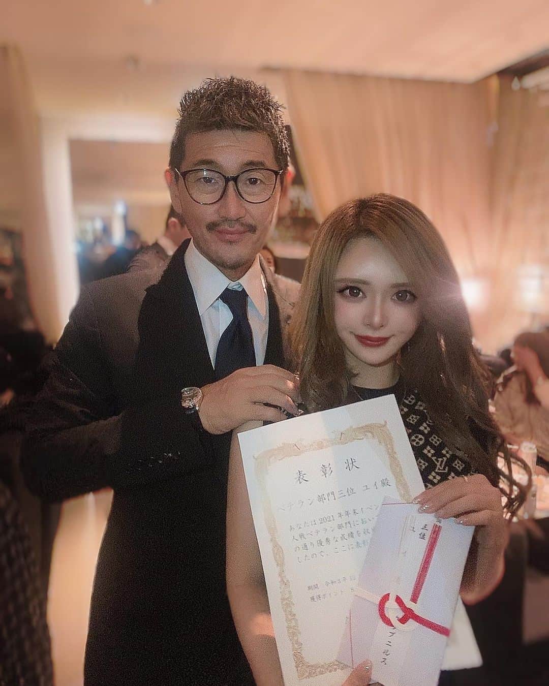 ゆいのインスタグラム：「. . 時差🕗🕝🕐 . .  2021年年末チーム戦イベント🏆  チーム戦１位❤️ 個人戦3位❤️‍🔥　　  応援してくださったお客様方 ありがとうです😭😭❤️  -----------------  2年前、みゆうさんに会いに。  綾田社長を見つけた時には  私もA factoryで働きたいです  って突撃してる自分がいて😂  入店当初の私、  有名になりたい No. 1になりたい A factoryの一員になりたい  無我夢中で必死だし周り見えず  1人空回りしてたときもあったなあ〜 なんて思い返したり😂😂💕  心折れた時も何回もあったけど  今A factoryで働けてることが すっごく誇りです💛  . . . #キャバ嬢 #キャバクラ #北新地 #ミナミ #大阪 #お酒 #シャンパン #ソウメイ #キラキラ #北新地キャバクラ #きゃばきゃば #ギャル #巨乳ギャル #グラビア #丸顔 #ドレス #ダイエット #筋トレ #低身長 #メイク #カラコン #整形 #ネイル #美容 #糖質制限 #くびれ #ショートヘア #すっぴん #水着 #歌舞伎町」