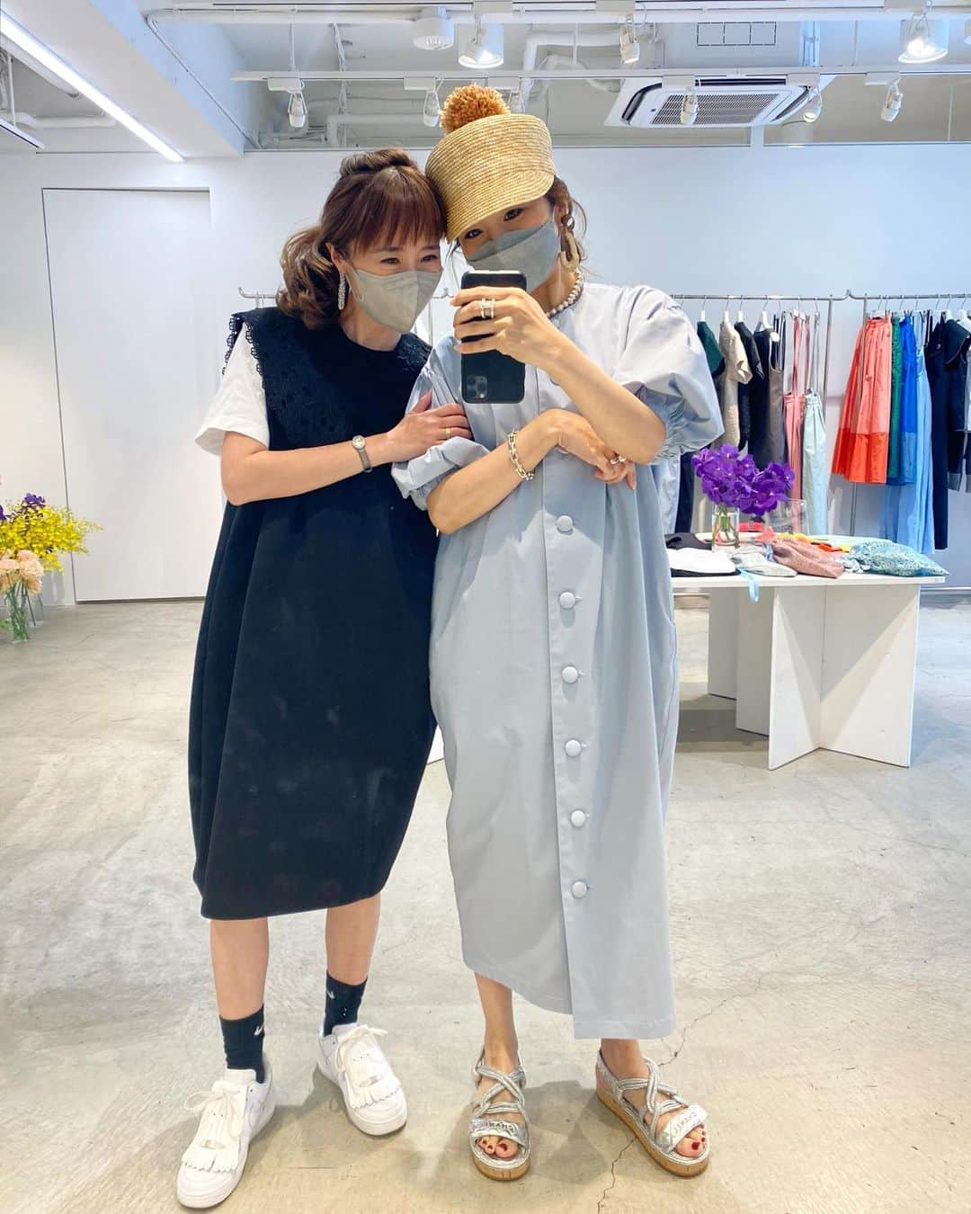 Mai Wakimizuのインスタグラム：「2ショットとかもういつぶり？今日のミキティコーデが可愛くて♡オラフワンピに靴下×スニーカー合わせ、めちゃくちゃ好き♡神戸北野popup shopもついに明日までとなりました（；＿；）あっという間でさーびーしーいー！ ------------------------------ 【popup shopのご案内】 日時:2022年5月12日(木)〜17日(火) 11:00〜18:00(最終日17日は17:00close) 場所:FLORE ARTIST GALLERY (フローラ アーティスト ギャラリー) 神戸市中央区山本通1-7-9  東急プラザブーミン北野1F JR/阪急/阪神「三宮駅」より徒歩8分程度 ------------------------------ #linkable」