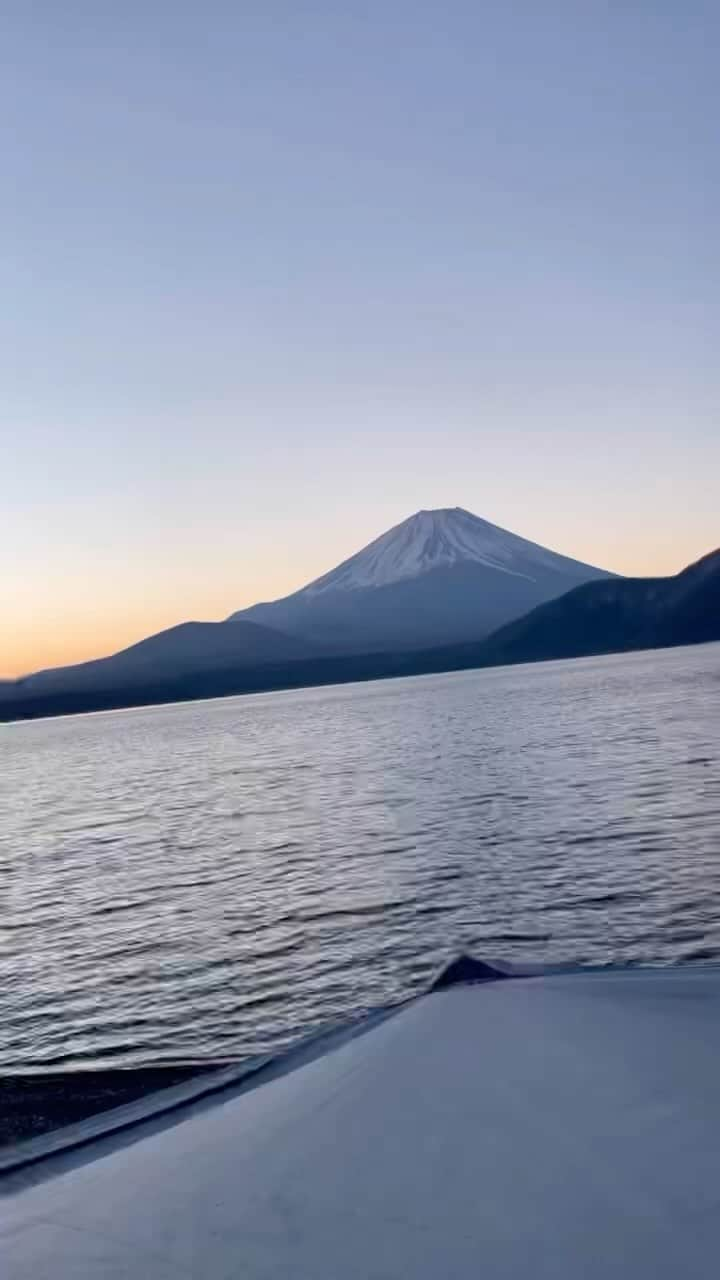 ジェイデン・トア・マクスウェルのインスタグラム：「‘Less noise and More green’  Sometimes it’s good to escape and take a break.  たまに休んだ方がいいです Camp Car: @overlandjapan   #nature #自然 #富士山 #山梨 #静岡 #lakemotosuko #本栖湖キャンプ場 #キャンプ #キャンプカー #camping #休みの日 #refresh #mentalhealth #日本 #ニュージーランド #overlandcamper #トヨタ #toyotafjcruiser #トヨタfjクルーザー #外国人 #リラックス #sunset #sunrise #日の出」