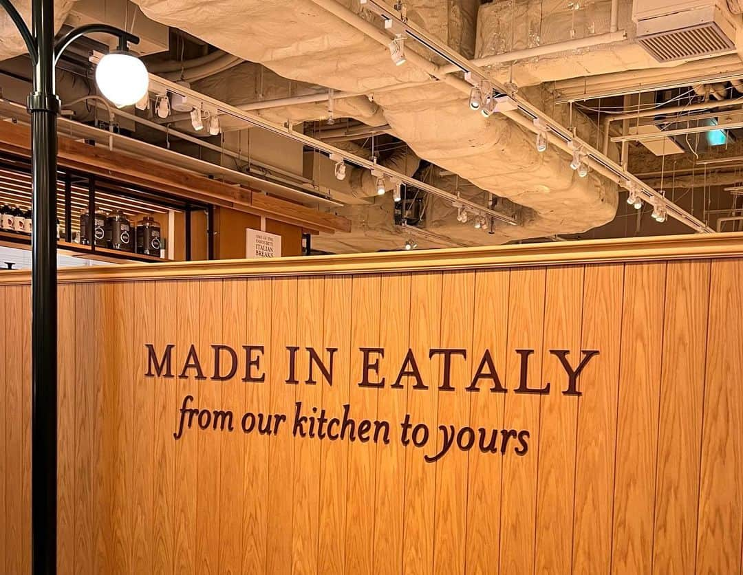 駒田奈美さんのインスタグラム写真 - (駒田奈美Instagram)「・ ・ ・ 『EATALY』 ・ ・ @ginzasix_official  GINZA SIXの @eataly.tokyo  EATALYにて… ・ ・ オリーブオイルやバルサミコ酢 フレッシュチーズやワインなどなど 食材を購入してからの 一杯❤︎ ・ ・ 試食させていただきながら イタリア愛あふれる店員さんに 色々とご説明いただき楽しいひと時を 過ごしてきました♪ ・ ・　 ・ 明日食材が届くので楽しみ♪ ・ ・ ・ #駒田奈美#モデル#アラフィフ#美魔女#イータリー#eataly #eatalytokyo #eatalyginza #イータリー銀座#イタリア#italy #オリーブオイル#バルサミコ#チーズ#食材」5月16日 17時23分 - nami.komada