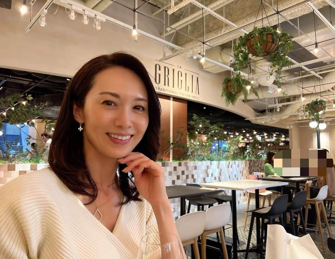 駒田奈美さんのインスタグラム写真 - (駒田奈美Instagram)「・ ・ ・ 『EATALY』 ・ ・ @ginzasix_official  GINZA SIXの @eataly.tokyo  EATALYにて… ・ ・ オリーブオイルやバルサミコ酢 フレッシュチーズやワインなどなど 食材を購入してからの 一杯❤︎ ・ ・ 試食させていただきながら イタリア愛あふれる店員さんに 色々とご説明いただき楽しいひと時を 過ごしてきました♪ ・ ・　 ・ 明日食材が届くので楽しみ♪ ・ ・ ・ #駒田奈美#モデル#アラフィフ#美魔女#イータリー#eataly #eatalytokyo #eatalyginza #イータリー銀座#イタリア#italy #オリーブオイル#バルサミコ#チーズ#食材」5月16日 17時23分 - nami.komada