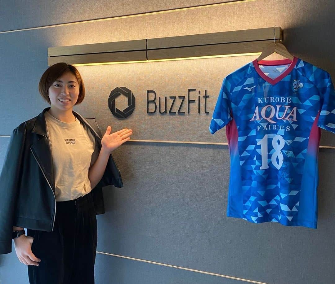 鈴木千代さんのインスタグラム写真 - (鈴木千代Instagram)「久しぶりのBuzz Fit へ☺️ 本人には言わないですが この人凄いなと思うのが けいたくんです。 @k.fit.consultant  ビーチバレー選手としては約5年間 トレーニングやケアを見てもらってました。 私は右膝(内側半月板水平断裂)の状態が あまり良くなく、それ以外にも 病院に行って治らなかった 肩の怪我や腰の痛みなどあったのですが けいたくんにお願いすればその殆どの痛みが 何事も無かったように家に帰ってました。  怪我以外にも「最近全く寝れない」や 「生理痛が年々酷くなる」など 相談すると最近何食べてる？と聞かれ 答えると○○が原因だと思うから 控えてみて！と言われてすぐ解決。  トレーナーとしての知識の範囲 完全に超越してる人です。  最近はずっと富山に居たので 改めてけいたくんの凄さや有難みを しみじみ感じておりました。。  私がバレーボール選手として活動している今も ｢最近膝のテーピング増えてるけど大丈夫！？｣と 何かの写真で見たらしく心配して連絡くれました（笑）  最近はより一層お忙しいみたいですが また困った時はよろしくお願いします🙇‍♀️  @buzzfitjp  #Buzzfit #目黒 #パーソナル #けいたくんと写真撮るの忘れた」5月16日 17時41分 - chiyo.0514