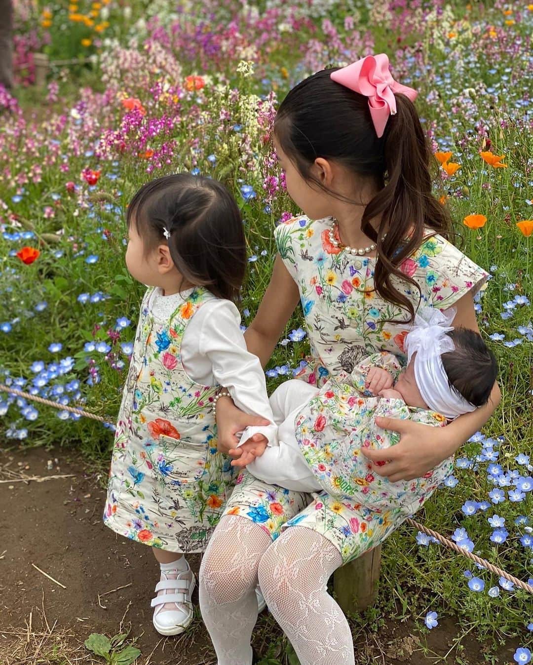 SEIRAさんのインスタグラム写真 - (SEIRAInstagram)「お揃いコーデでお花畑へ🌷🌹🌻🌼」5月16日 17時44分 - official.seira