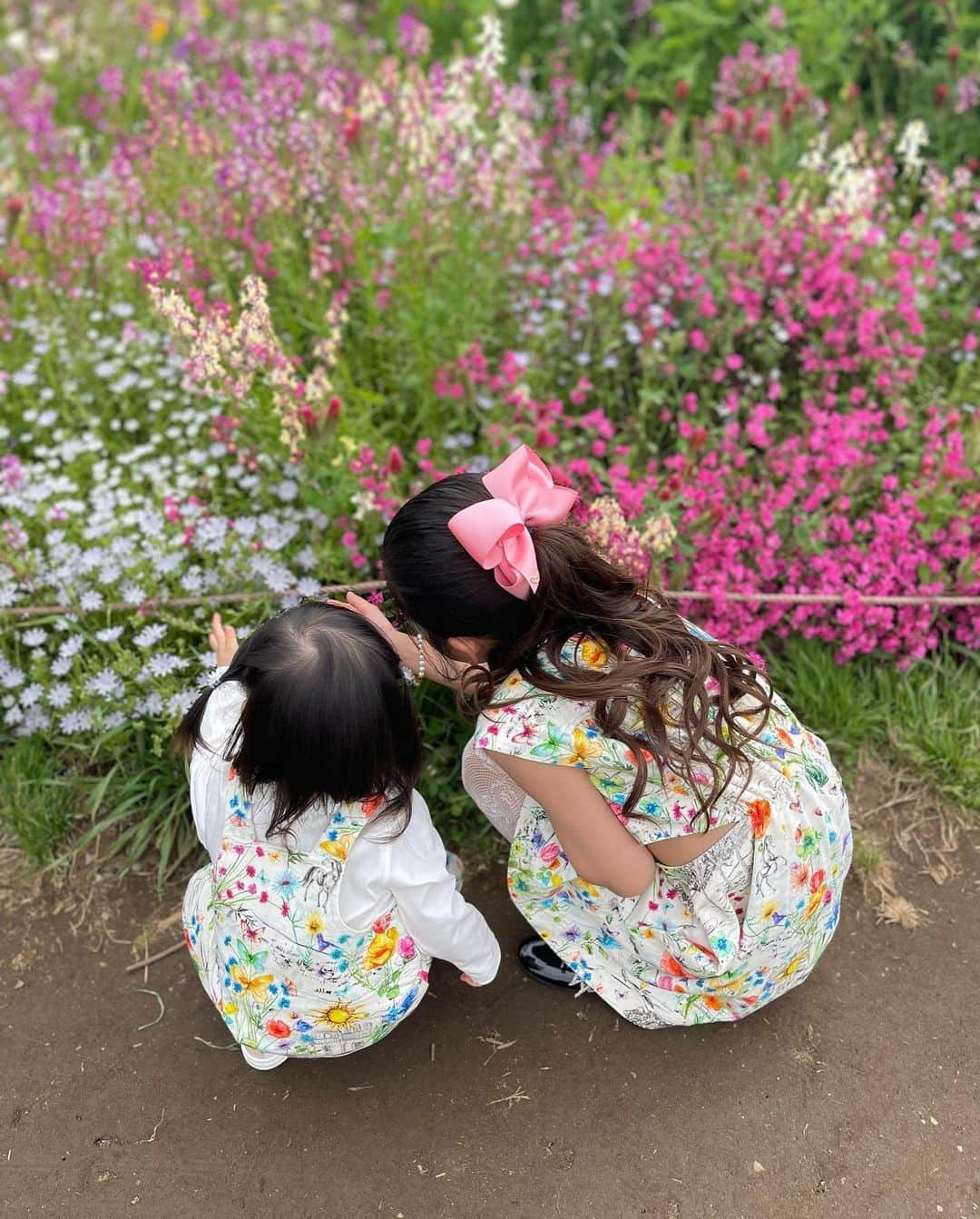 SEIRAさんのインスタグラム写真 - (SEIRAInstagram)「お揃いコーデでお花畑へ🌷🌹🌻🌼」5月16日 17時44分 - official.seira