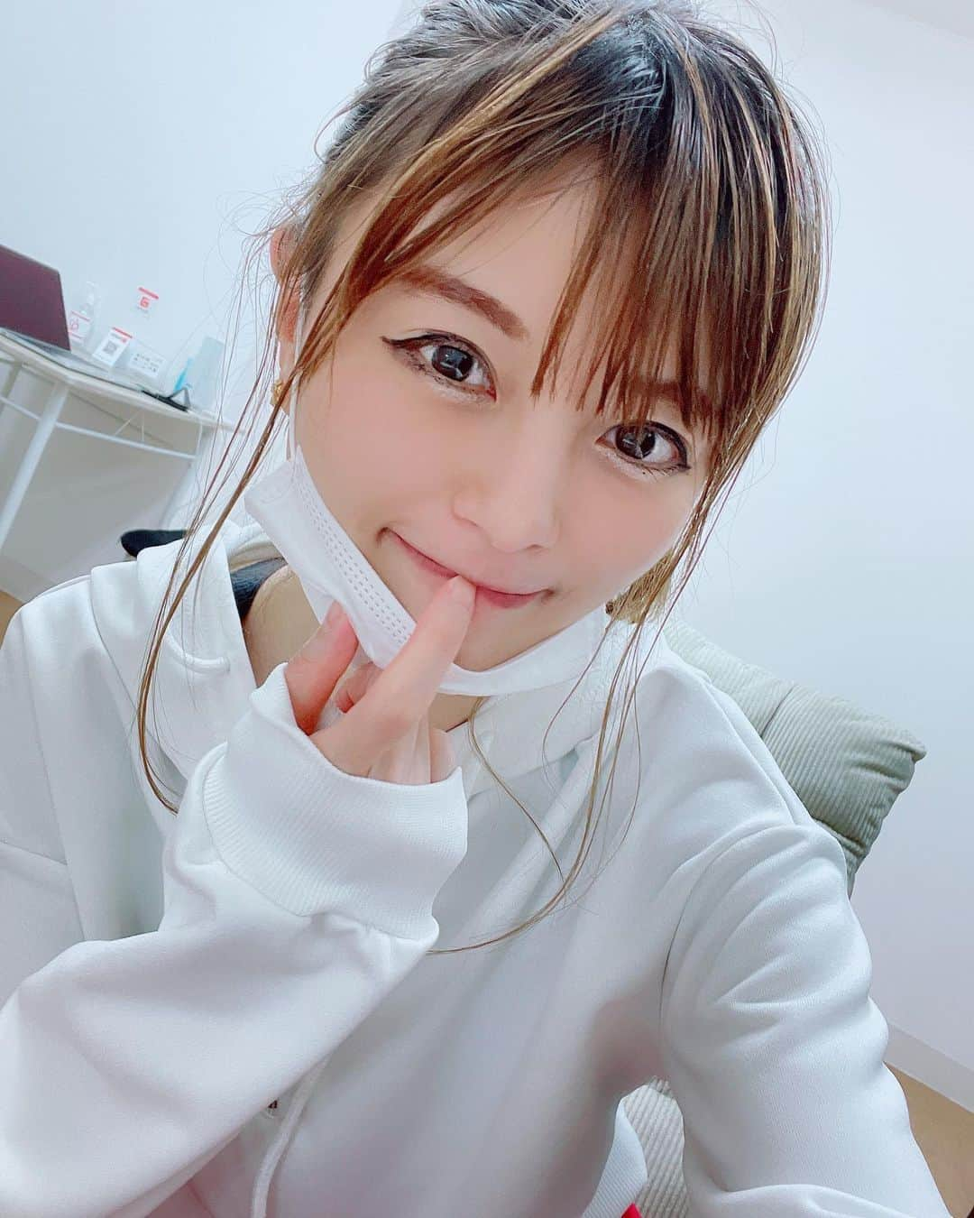 satomiさんのインスタグラム写真 - (satomiInstagram)「💐🎓🦷 ・ 卒業しました🥹✌️💐 今日から1人で頑張るぞ🥹🤸‍♂️ ・ そして今月も中野で🦷メンテナンスしたよ！ →📍（@light_whitening）初回体験2200円〜できるよ🧸 ・ さっそく今週から美容day🧸 今週は断食ホテルステイします✌️ リバウンド対策！！！ ・  @rizap_official  #フィットネス #トレーニング #筋トレ #ダイエット #rizap #ライザップ #ボディメイク　 #ライザップ女子　 #卒業 #コミット  #ホワイトニング #中野ホワイトニング #lightwhitening #ファスティング #断食 #fitness #workout #training #美脚 #美尻」5月16日 17時57分 - saatoomii47