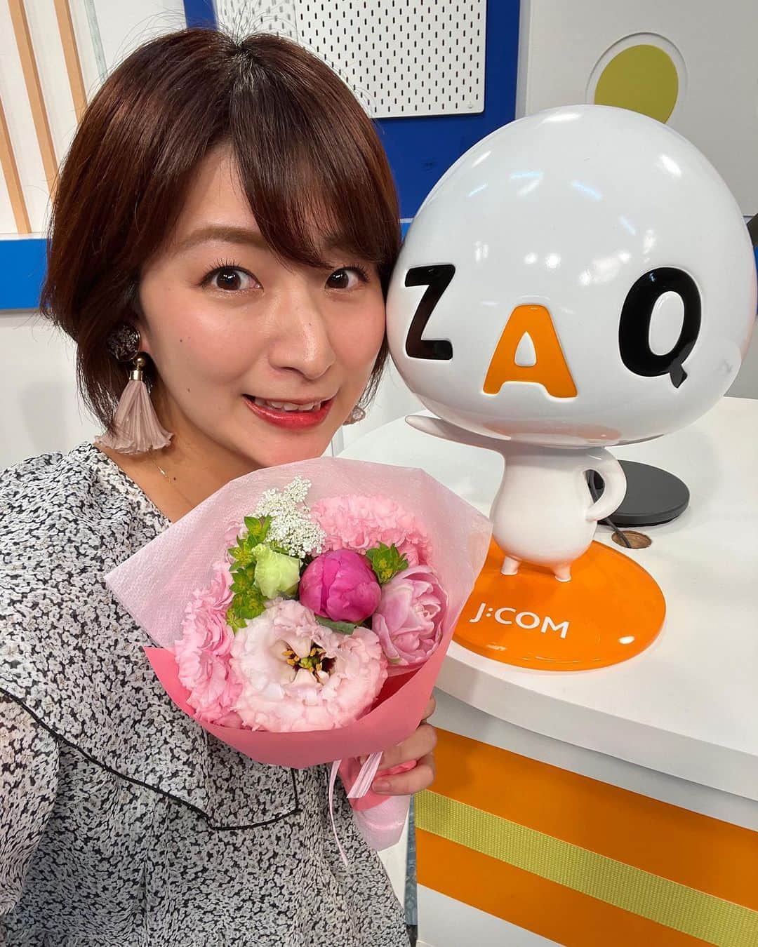 稲富菜穂のインスタグラム：「少し前ですが、 #つながるNews南大阪りんくう和歌山 番組が終わり火曜日リポーターを卒業しました🌸  岡山さんとワイワイ楽しく、 試食あり、サプライズあり、いえのみあり🙆‍♀️  と楽しい火曜日を過ごしました！ 観てくださった皆様有難うございます🙇‍♂️  そして！ 新しく出来た番組「LIVEニュース」の生中継リポーターをこれから務めさせて頂きます🎤  引き続き火曜日の泉州を どこかを毎週生中継リポーターとして出演します！  MCは岡山さん🥰🎶 皆さんにとっても更に楽しい火曜日となるよう頑張ります🔥  午前11時から生放送！ 明日はどこから生中継でしょうか🥸 わくわく〜っ🥰💘  是非リアルタイムでも、 再放送でもご覧ください！  宜しくお願いします🙇‍♂️  #jcom #liveニュース #泉州 #りんくう #りんくうプレミアムアウトレット  #泉州エリア #生中継リポーター #🎤」