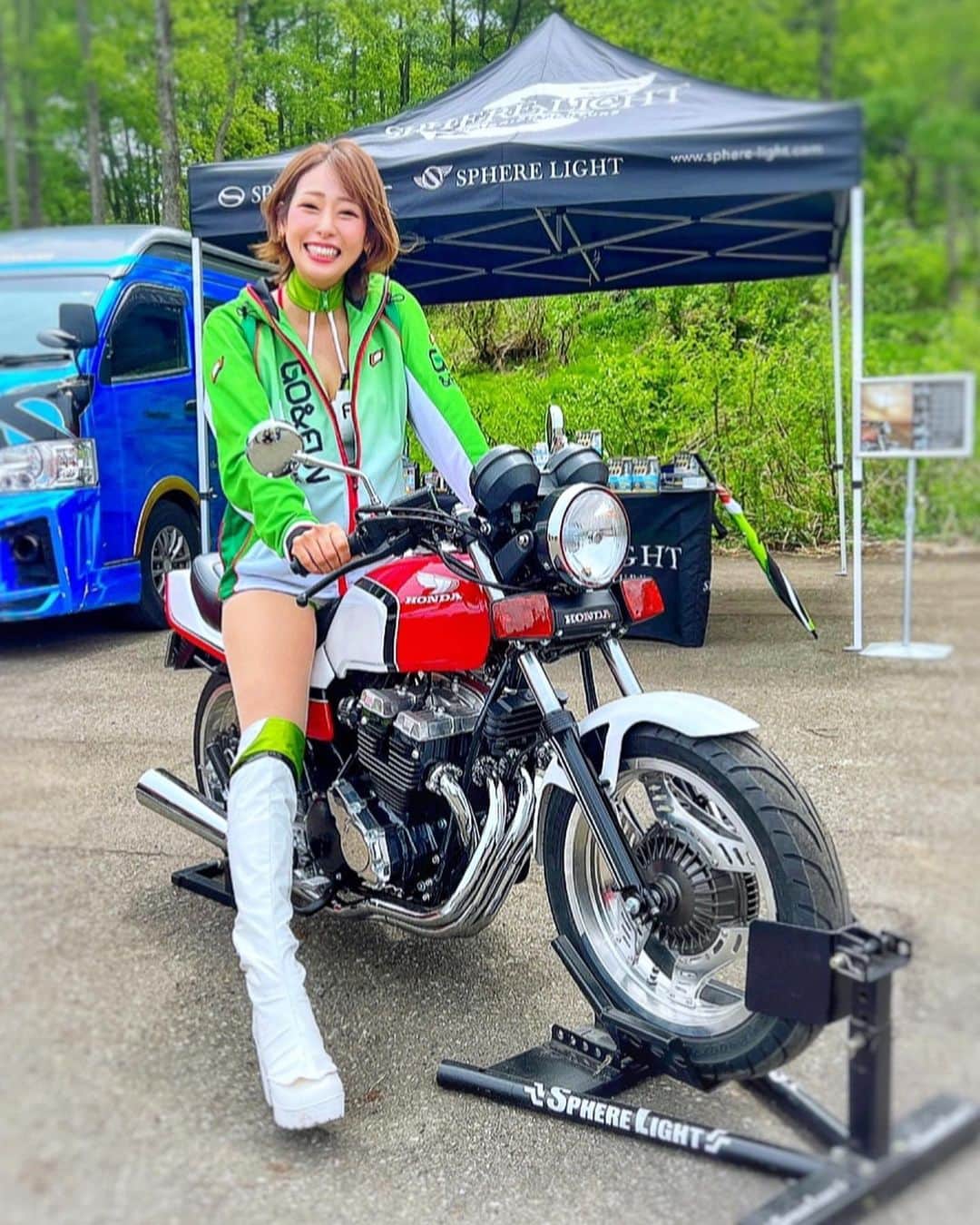 のインスタグラム：「めちゃくちゃ気になるバイク見つけちゃっただよー！❤️😍  このバイクHONDACBX400F！！🏍 に見えるけど実は違うのだっ💕☺️  これRIHOがでかいんじゃなくてバイクが小さいんだよーっ❤️🤣笑  この子実は50ccのエイプちゃん！！ カスタムしてCBX400Fになってるの！😳めちゃくちゃこだわって作ってるこのエイプちゃん🤩  やばくない？！この見た目！❤️🤩 そして50ccだけどええ音するのよ😍 動画撮ったから聞いてみてみてみてー💕😆  作った人すごいなー☺️  #hondabike #cbx400f #cbx #ape #ape50 #エイプ50 #エイプ　#ホンダ　#ホンダバイク　#バイク　#バイク女子　#バイク好きな人と繋がりたい #旧車好き　#カスタム　#カスタムカブ #カスタムバイク　#custom #custombike #bikecustom #motorbike #レースクイーン　#racequeen #japanesebike #japanesegirl  #HONDA #bikegirl #custommade #japaneseclassic #classicbike #classicmotorcycle」