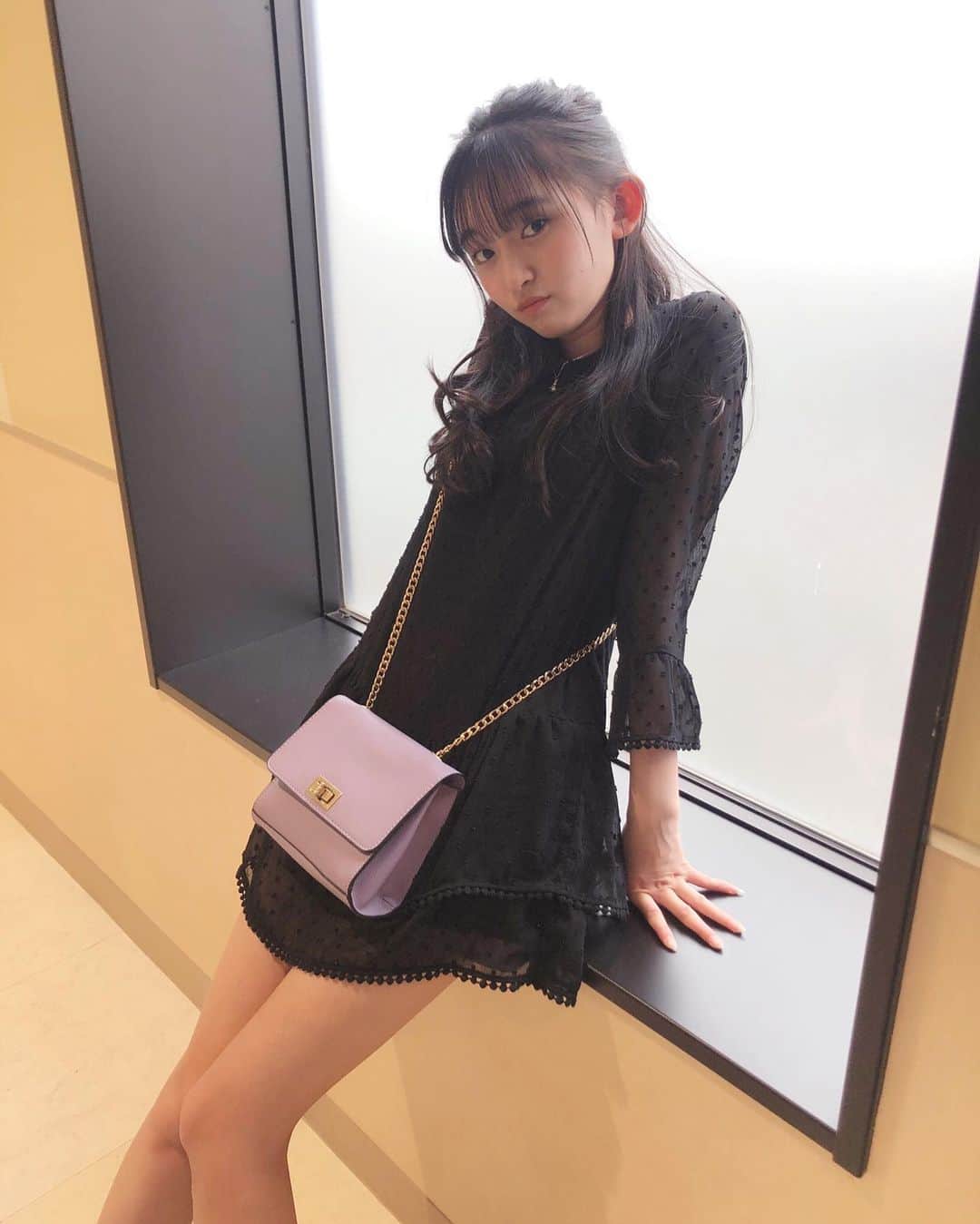 のインスタグラム：「最近ドット柄にはまってます‪⸜‪‪☺︎‬⸝‬‪‪ * * * * #コーデ#coordinate#ミニワンピ #ドット柄#black #longhair#ハーフアップ#巻き髪 #Instagram#girl #八木珠梨#juri#じゅり#jc3#07#学生#♥」