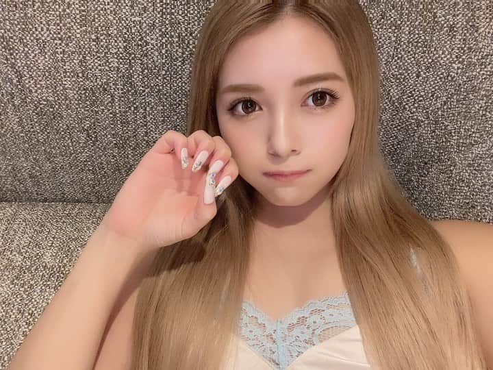 NATSUNEのインスタグラム：「@lapis_eyelash_nail  @lapis_n07   前回やった事あるデザインで お気に入りだったからベースカラーだけ 変えてまた同じデザインにしたよ💎  いつもありがとうございます🥹🫶」