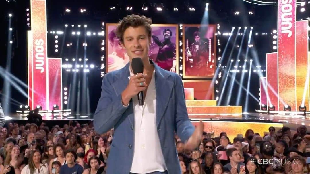 ショーン・メンデスのインスタグラム：「I was honoured to receive such a beautiful award last night at the Junos  Here’s something i would have loved to hear when i was 15 🤍」