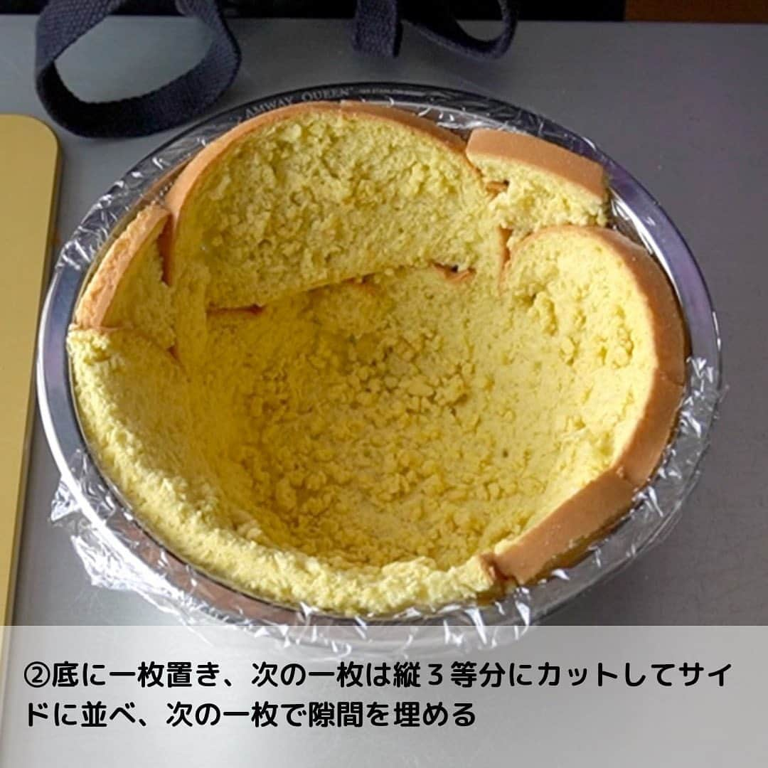 ひろこぱんさんのインスタグラム写真 - (ひろこぱんInstagram)「【ゴロゴロ苺のズコットケーキ】  ひろこぱんのひろこです。 いつも見てくださってありがとうございます⭐︎  ひろこぱんのぱんは、”pan＝お鍋”のことです。 愛用しているステンレス鍋たちで、”簡単・時短”で美味しい料理を配信しています！  苺が２パック分入ったズコットケーキを作りました♪ 他のフルーツでも楽しめるので、好きなフルーツでぜひやってみてください。 たっぷりゴロゴロ入れるのがオススメです！  【材料】直径22cmのザルを型に使用 苺　　　　　　…２パック ブルーベリー　…適量 生クリーム　　…２.５箱　 砂糖　　　　　…大さじ2.5  スポンジケーキ…１台 ※中フライパンサイズ21cm程度です  【作り方】 ボウルやザルにラップを敷いておく （今回は直径22cmのザルを使いました）  ①スポンジを4枚にスライスする  ②底に一枚置き、次の一枚は縦３等分にカットしてサイドに並べ、次の一枚で隙間を埋める  ③ウィスクをセットしたフープロに生クリームと砂糖を入れて泡立てる  ④苺と生クリームを混ぜ、スポンジに入れて最後のスポンジ一枚で蓋をするように被せ、冷蔵庫で休ませる  ⑤残りの生クリームを全体に塗り、好みでフルーツを乗せる  詳しい作り方はフル動画を配信してますので、『ひろこぱん』『ズコットケーキ』検索でご覧ください。  #ひろこぱん #鍋料理#フライパン料理#ワンパン料理 #おやつ#簡単おやつ#簡単スイーツ#スイーツレシピ#簡単おやつ#時短おやつ#時短スイーツ  #苺スイーツ   #苺ケーキ #ズコットケーキ  #ドームケーキ  #デコレーションケーキ  #手作りケーキ #ショートケーキ  #おうちスイーツ #おうちごはんlover #おうちおやつ #こどもの日ケーキ #こどもの日メニュー  #母の日プレゼント #母の日ケーキ #母の日メニュー #誕生日ケーキ」5月16日 19時27分 - hirokopan.j