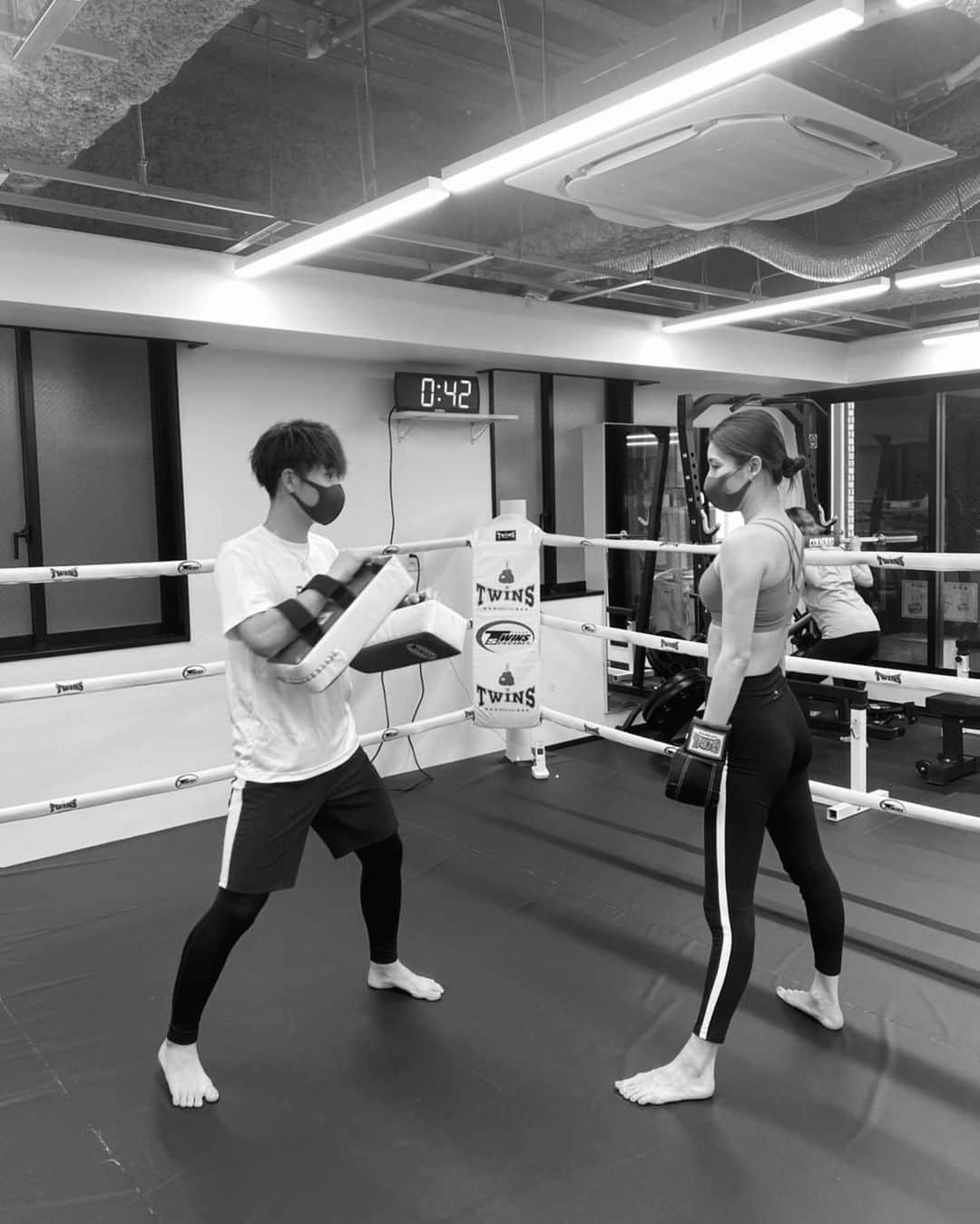 高橋美咲のインスタグラム：「. めちゃくちゃ真剣に話聞いてるのに、 次の瞬間から顔のガードを忘れがち😂🥊 . . #キックボクシング #一つ覚えると一つ忘れる #夏までに痩せる」