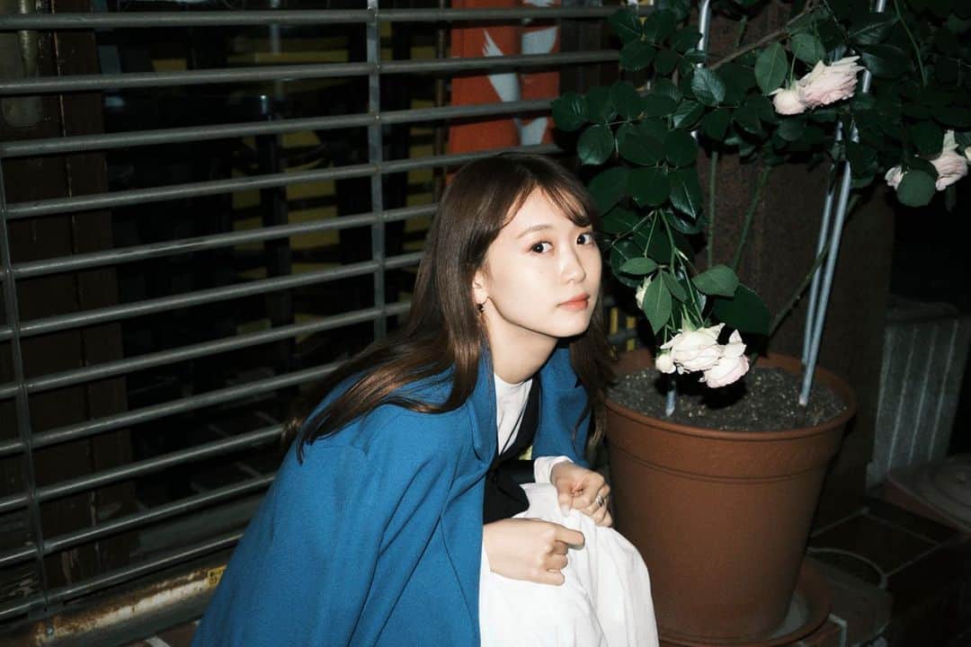 芹澤優のインスタグラム：「・  #たまにはしゃがみ込んでもいいのよ #無理は禁物 #5月病にぱんち」