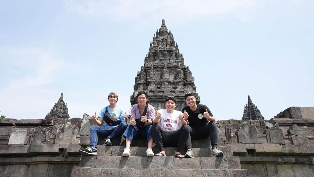 坂崎裕介さんのインスタグラム写真 - (坂崎裕介Instagram)「Kita mengunjungi  di CANDI PRAMBANAN🛕 Aku merasa sejarah lama👏 Aku kaget soalnya sekarang Membangun kembali menara satu per satu👏 Jadi setiap tahun berubah pemandangan Lainnya tempat sampah dibuat batu 🤔 itu unik bangettt😗berikutnya mau ke borobudur🤩🤩🤩  #candiprambanan  #wasedaboys」5月16日 19時50分 - skzk_yusuke