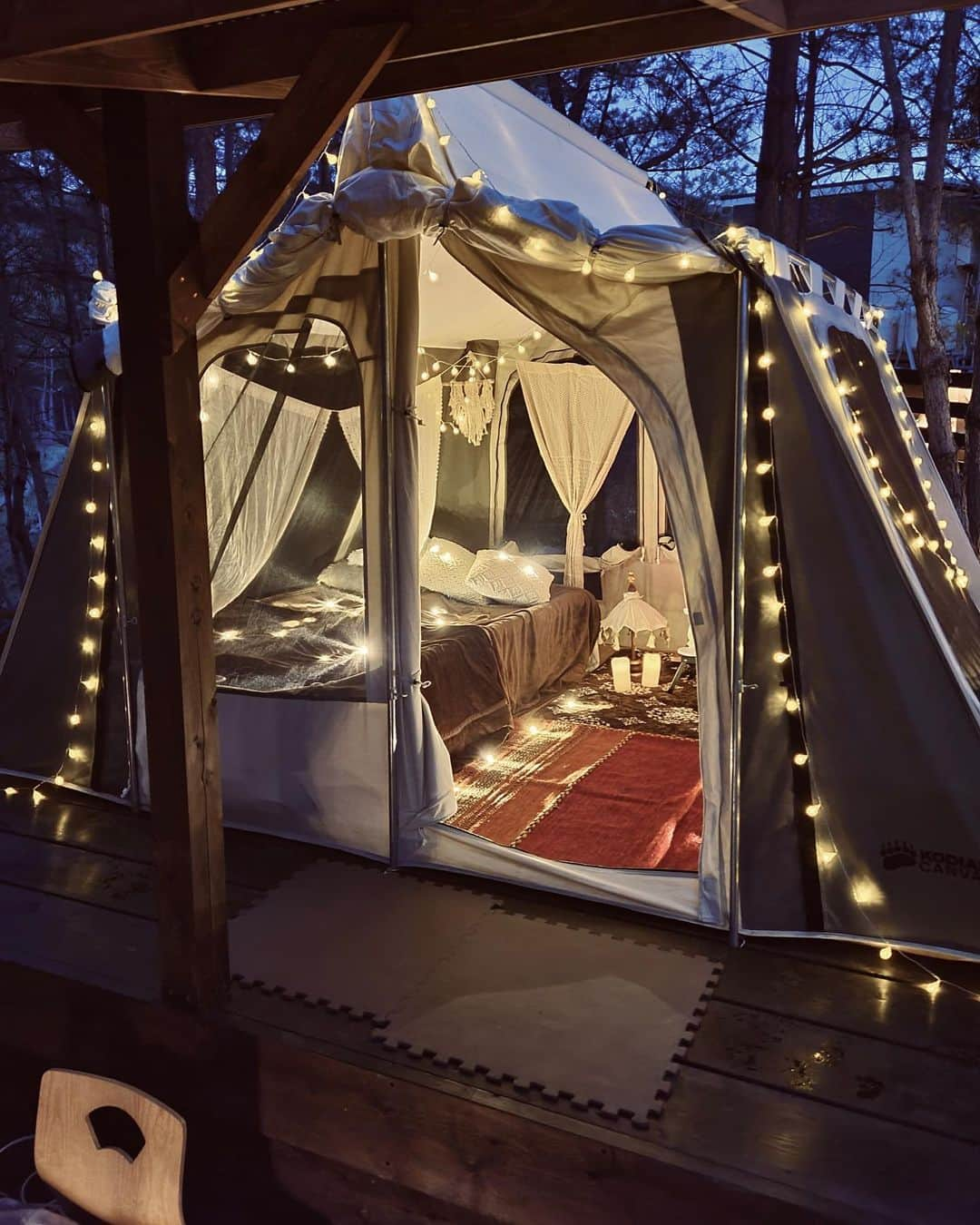 チアコマのインスタグラム：「⁡ もはやキャンプじゃないキャンプ♡🏕 セルフグランピングスタイル😆♡ 最初はベルテントでグランピングスタイルによくしてたんやけど 最近は　@kodiakcanvas.jp のロッジテントばかり使ってる♡ ちょっとたるませたらお城のカタチになる😍♡ ⁡ これ旧式タイプやからほんまに重いw ポール合わせて50キロ😆ww ⁡ 重いんやけどオーニング立てへんかったら めっちゃ簡単に建てれるし、 ガイロープなしでペグでたつタイプやから 中広いのに場所意外ととらへん！ ⁡ そしてポール頑丈すぎてもはや鉄パイプやから 風速7,8でも倒れなかった！ ⁡ 今回プレゼント企画でタープ頂いたので コディアックのソロテント買うことに決めたー😍❤️ はやくレイアウト組みたい😆♡ ⁡ #kodiak #コットンテント #アメリカ製テント　#アメリカテント #コディアックキャンバス #コディアック #kodiakcanvas #テント #テント泊 #camping #camp  #キャンプ #グランピング #グランピングキャンプ #グランピング女子会 #グランピングテント #bohocamp #ボーホー #ボーホースタイル #ボーホーインテリア #bohostyle #bohodecor #女子部屋」