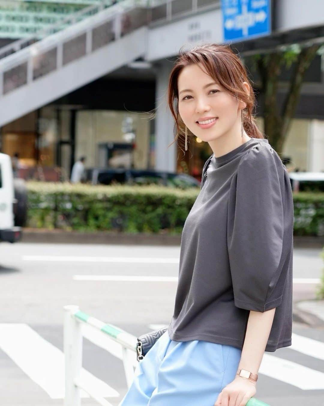 西出薫のインスタグラム：「こんばんは(๑･̑◡･̑๑)  今日の東京は梅雨☔️のようでしたが、、、  @shirapyonphoto さんに 爽やかに撮影していただいたお写真を🌿  photographer @shirapyonphoto   hair make @sunvalley_isao   トップス　ENNEA パンツ　@zara  靴　　　@zara   Love ♡ Thank you ♡ Have a good night 🌙  いつもいいね♡ 優しいコメントありがとうございます（╹◡╹）  素敵な夜をお過ごしください🌙  #宣材写真 #宣材 #宣材撮影 #ポートレート撮影 #プチプラコーデ #ママコーデ #アラフォーコーデ #夏服コーデ #夏コーデ #ファッションモデル #着回しコーデ #美人 になりたい #きれいになりたい #globe_portraits #good_portraits_japan #good_portrait_world #awesomeportrait #portraitmodel  #japanesewoman #japaneselady #japanesebeauty #asianbeauty #ootd #instalike  #いつもありがとうございます」