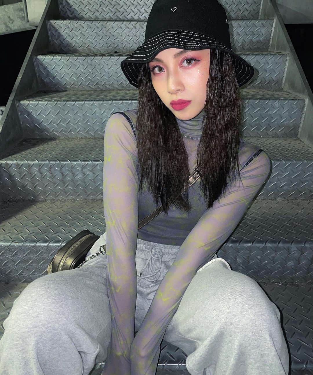 honoka のインスタグラム：「ツアー終わりに髪ほどいた くるくるぱーの状態が結構お気に入り。笑 いつかこんなパーマあてたいなぁ🫢❤️‍🔥」