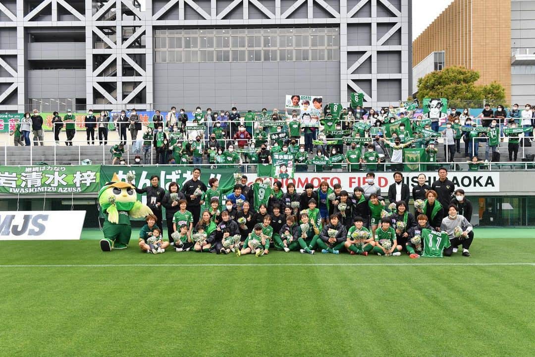 清水梨紗のインスタグラム：「. ホーム最終戦✨ 応援ありがとうございました！！  甥っ子です！！ 一緒にセレモニー出れて 幸せです🥺💛  #日テレ東京ヴェルディベレーザ  #weleague  #weリーグ」
