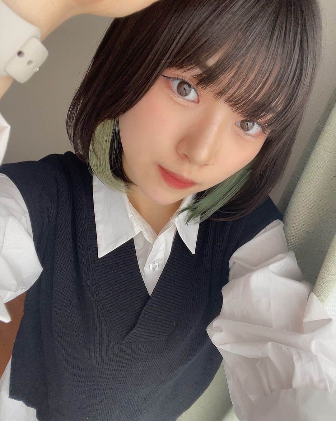 沢村りさのインスタグラム：「月曜日おつかれさまです☺︎ ⁡ #Lilyofthevalley #リリバリ #沢村りさ #ボブ #インナーカラー #緑 #ブリーチ #内巻き #ストレート #ヘアアレンジ ⁡#ピンクメイク」
