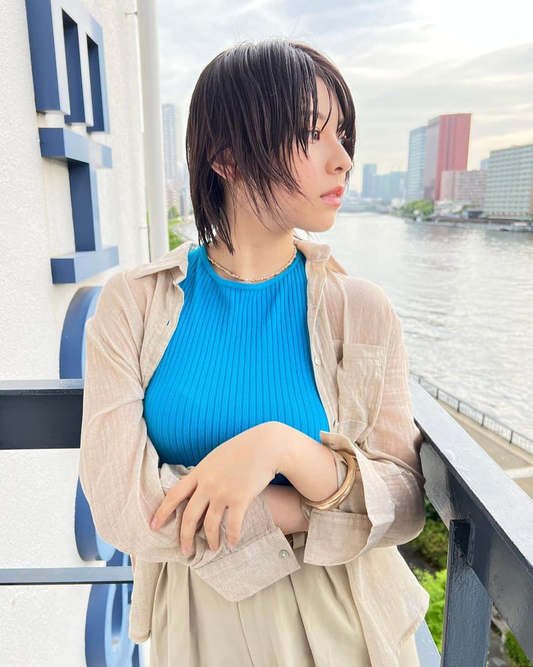 田中美麗さんのインスタグラム写真 - (田中美麗Instagram)「外の撮影ですごい虫飛んでる〜って思ってたらやっぱ蚊にめちゃくちゃ刺されてたー😤  蚊は嫌〜イヤいや！  こちら撮影のオフショット✌︎ 決めてるけど、これお散歩してるおじいちゃんをふと見たときの顔をマネさんが連写してくれたやつ笑  夏！って感じの衣装🤭  写真上がってくるの楽しみだ🥰  #photography #photo #photographer #photooftheday #japan #instagood #followme #styleinspo #fashionista #makeup #좋아요 #패션 #뷰티 #맞팔 #拍照 #拍攝 #blue #ショートヘア #作品撮り #fashion #田中美麗」5月16日 20時21分 - mirei_tanaka_