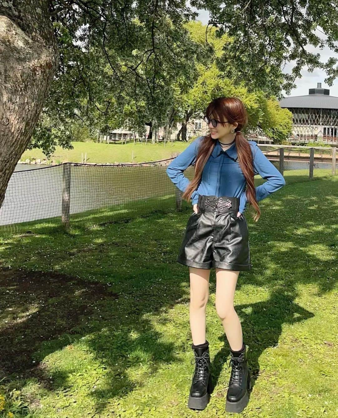 のインスタグラム：「. お気に入りの服着て るんるんです♬ 全部プチプラ⸝⸝ᵕ ᵕ⸝⸝🫶🏻 薄い長袖にショーパンで暑くも寒くもない、ちょーどいい気候☀️ ずっとこのままやったらいいのに😗 写真ぜーんぶ笑ってますね 珍しいやろ☻笑 ・‥…━━━☞・‥…━━━☞ #れーなこーで #グレイル #GRL #shein #photo #Instagram」