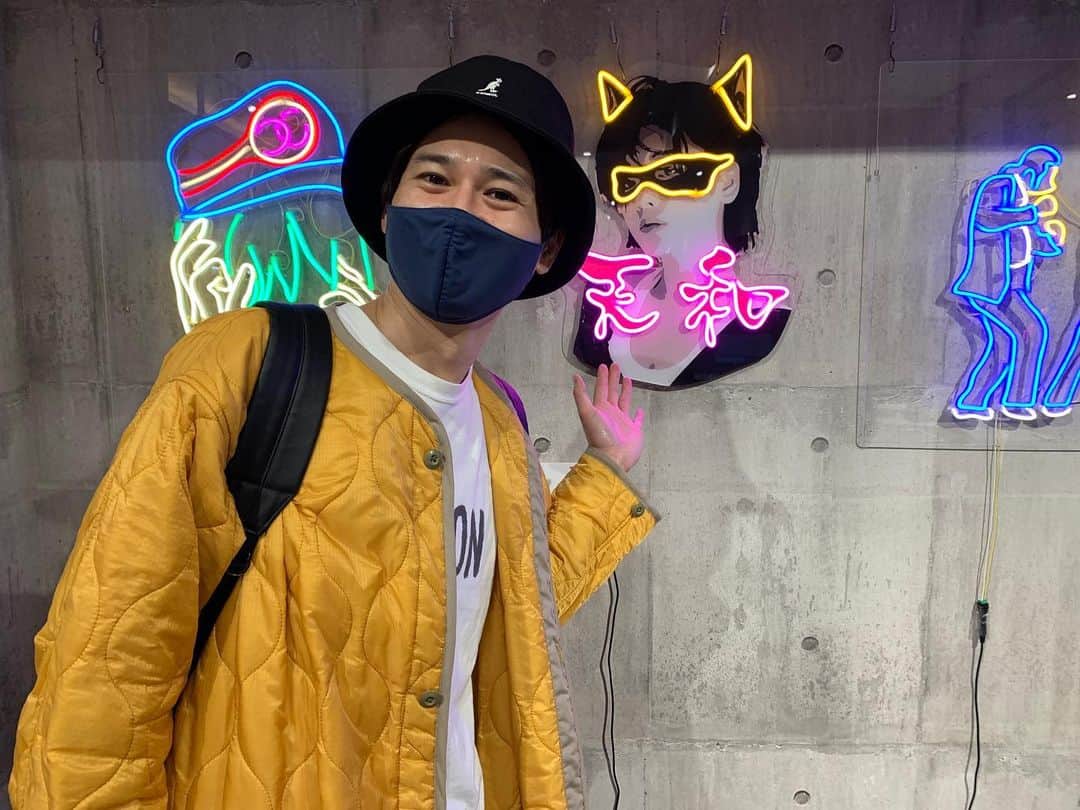 のインスタグラム：「買った。 閉店まで15分。ちゃんと余ってたから買った。 35000円。高ぇーなぁ！！ 今まで通りご飯は奢ってもらうけど、もう後輩の動きをしないと決めました。  #なぐりがき #クロスバー直撃なべさん #ネオンアート」