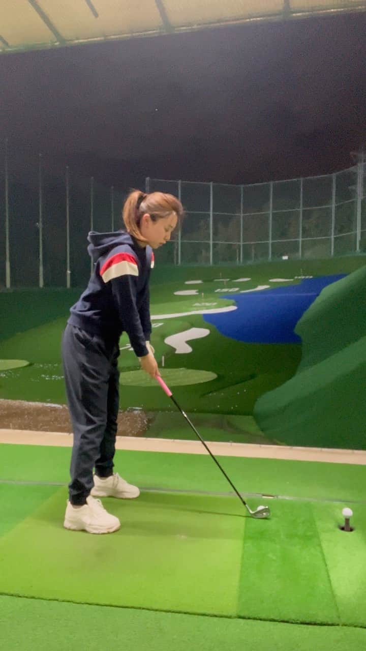 萩原菜乃花のインスタグラム：「アイアン⛳️ 最近全然練習行けてない🥺  6月は0ラウンドの予定だけど 男子のツアーのお仕事で ほぼゴルフ場なので イメージだけ高めてくる👧🏼笑  #練習#打ちっぱなし#打ちっ放し#アイアン#ゴルフ練習#ゴルフスイング#スイング動画#ラウネ#グラファイトデザイン#ゴルフ#ゴルフ女子#ゴルフ男子#golf#golfswing」