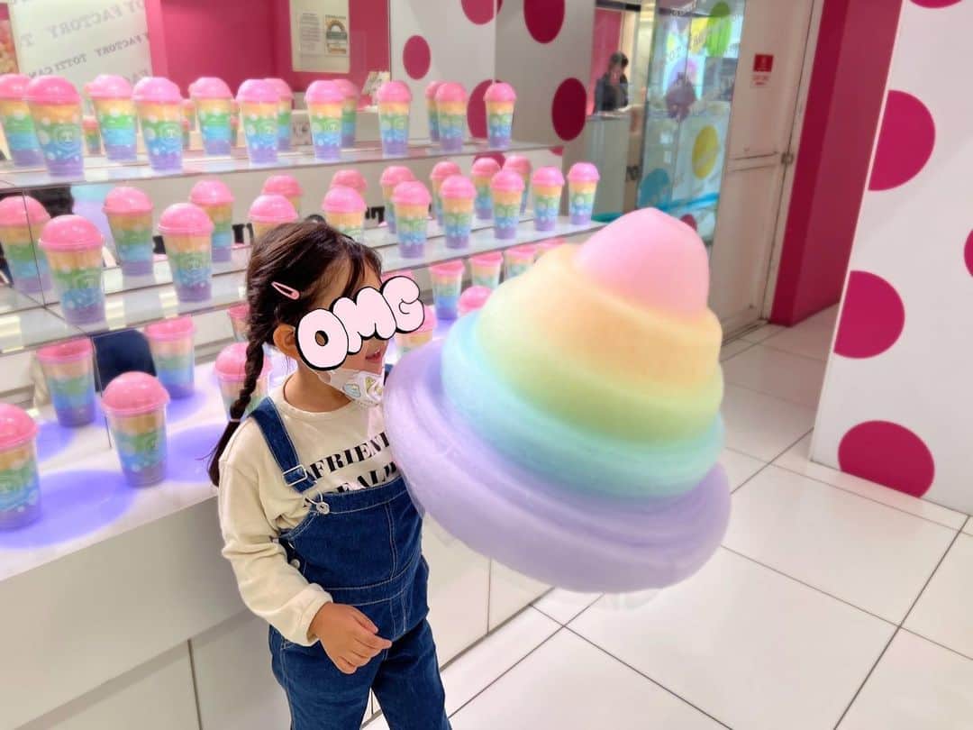 近藤千尋のインスタグラム：「今日はお仕事の後、 幼稚園帰りの長女と原宿デート❤️  最近2人でデートできてなかったから YouTuberの女の子が行ってた お店巡りをしたよ💕笑 娘と一緒に楽しむ母。笑🫡  いつも次女におもちゃ取られたり 食べ物とられたり たくさん譲ってくれる長女👧 (たまに爆発するけど。笑)  今日は沢山甘えてくれて もう5歳だけど、まだ5歳なんだなって☺️  グミ詰め放題(量り売り)したり ポムポムプリンカフェ行ったり トルネードポテト🍟食べたり。笑  この綿菓子ほぼ私が食べたよ☺️ 今日の摂取カロリーやばいなぁ☺️笑」