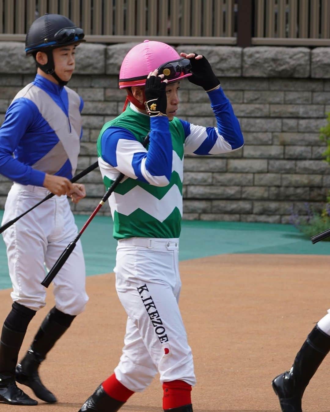 池添謙一のインスタグラム：「土曜　京王杯SC メイケイエール🐴 1200からの1400で我慢させるのに苦労はしましたが力通りの強さでした🏇 このまま無事に秋を迎えてほしいです。  日曜　ヴィクトリアマイル　ソングライン🐴 自分が納得いくレース、ソングラインを勝利に導くレースが出来なかったです。いい状態に仕上げてくれた関係者、ファンの方の期待に応えることができなく申し訳なく思います。 もっと上手くなって勝てるように頑張ります。 今週からもG1続きます🏇頑張ります‼︎」