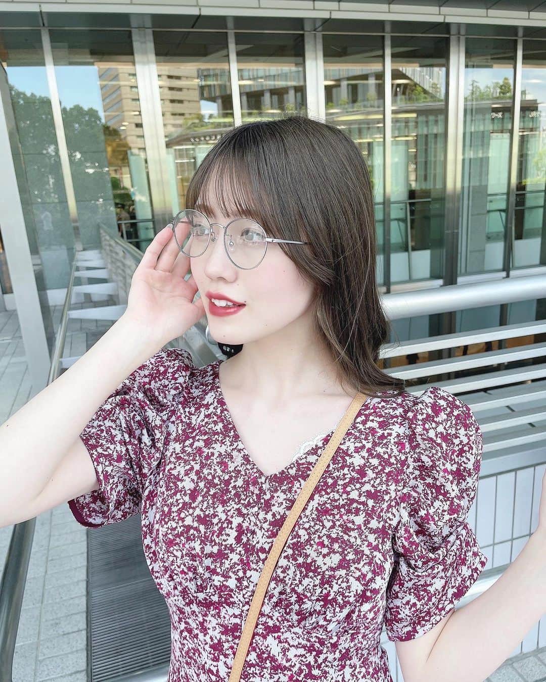 のインスタグラム：「🕊 めがねおなづちゃん〜〜視力は2.0👀🫶🏻笑」