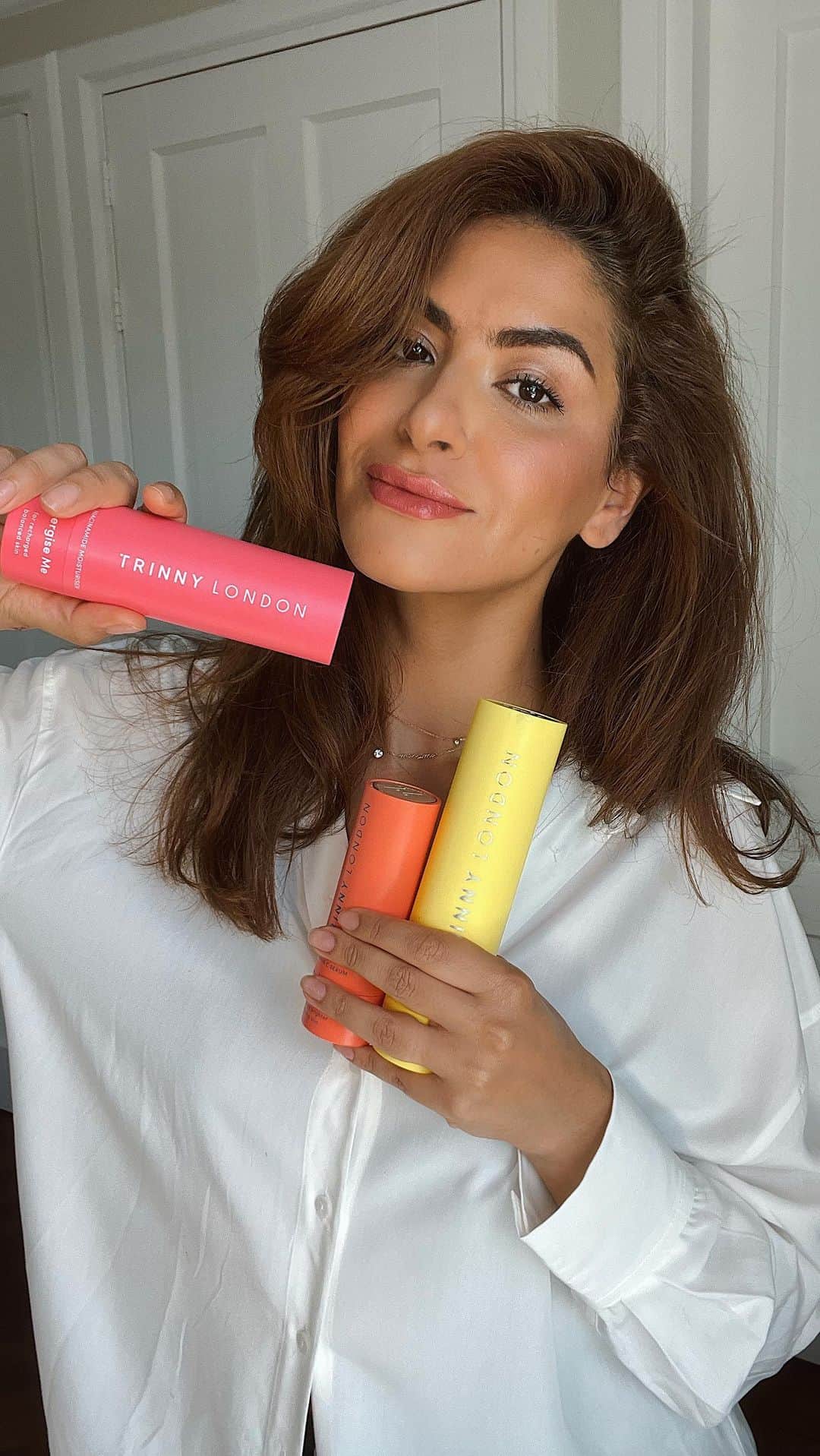 Sarah Angiusのインスタグラム：「#AD Nothing like a firm, clean glowy skin to start the day with! A good skin care regime not only leaves the skin radiant and firm, it will highly impact the way makeup will sit on your skin and how long into the day it will last. Below my favourite @trinnylondon products that I’ve used: Better Off Gel Cleanser  Boost up vitamine C serum Energise Me moisturiser  #skincareroutine」