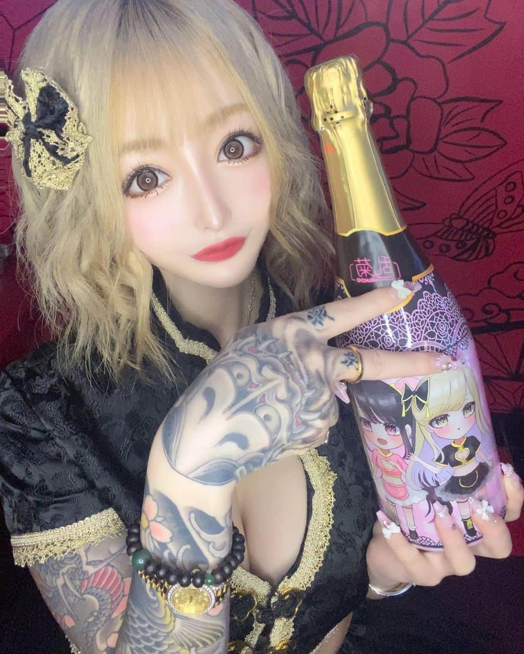 せリかまちょ（奥脇晴梨夏）のインスタグラム：「やっと💓3店舗目となる、 Girl'sBar「乱菊」がオープンしました( ˘ᵕ˘ )✨  今回も内装めっちゃこだわってて、 やっとオープンできて とっても嬉しい気持ちです🥲🫧 そして！とにかく衣装がエロい！です‼️‼️笑  . オープン初日に女の子全員を見て、 話して、こんなに可愛い女の子達が いてくれるのは恵まれてるなと思いました🥲💕  私自身Girl'sBar経験は今までないし 新しい業種で全てが勉強ですが、 女の子達が楽しんでくれるように全力で駆け回ります🏃‍♂️笑  . 私は毎日現場にいますので、 ぜひ飲みに来てください😌✨ フリーのお客様は飲み放題¥3,000(込)です🎀*°  . グループの仕事がある時以外は、 化粧して私も衣装着てお仕事してるよ✊🏻 ̖́- たまにすっぴんだけど、基本はちゃんとしてます！(笑)  みんなに愛されるお店、 そして女の子達が楽しんでくれるお店になりますように😌♥️  あ、オープン祝いお待ちしてます🌟(笑)  . #歌舞伎町 #ガールズバー #乱菊 #せりかまちょ #新店舗オープン #チャイナ #エロかわいい #暁group #働いてくれる女の子も募集中」