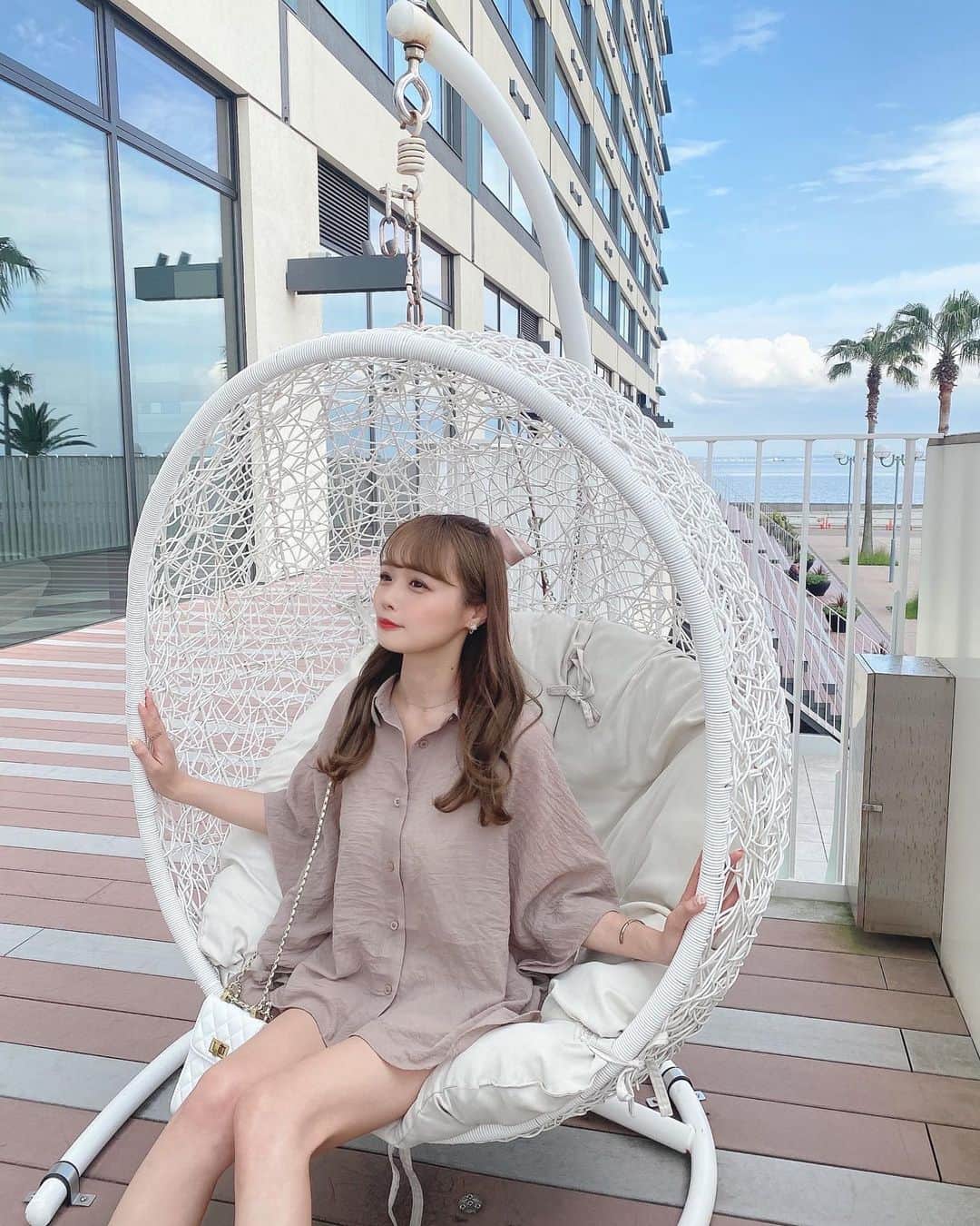 計良日向子（ひなひ）さんのインスタグラム写真 - (計良日向子（ひなひ）Instagram)「. . いつもお世話になってる 東京ベイ東急ホテルにホテルステイ した日のカジュアルコーデ🏝♡ . . . @classicalelf_official の シアーブラウスを着たよ☺️💕 ポンチョ風のシルエットが可愛い♡ 程よくシアーで薄手の生地だかは 汗ばむ季節もさらっと着れそう！ 通気性もいいよ☺️ (160 Mサイズ グレイッシュベージュ着用) . . . 今月は実はホテルステイの予定が いくつかあって楽しみ😻 また改めて投稿します🤍 . . .  #クラシカルエルフ #classicalelf #エルフコーデ #タイアップ #uniqlo #gu #zara #ユニクロ #ジーユー #ザラ #ブラウス #シアーブラウス #シアーシャツ #シアートップス #プチプラコーデ #プチプラ #着回しコーデ #千葉ホテル #舞浜ホテル #ホテルステイ #東京ベイ東急ホテル」5月16日 22時27分 - kerahinako1105