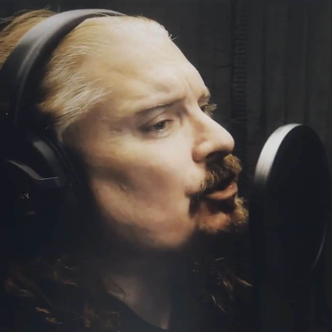 ドリーム・シアターのインスタグラム：「@jameslabrie.dt's third and final single from his new solo album is released today!  'Am I Right' features vocals from Theresa Thomason, who you may remember from 'The Spirit Carries On'! You can watch the full music video for 'Am I Right' on YouTube - the full album 'Beautiful Shade of Grey' drops on Friday May 20 via @insideoutmusic!  #JamesLaBrie #AmIRight #BeautifulShadeOfGrey」