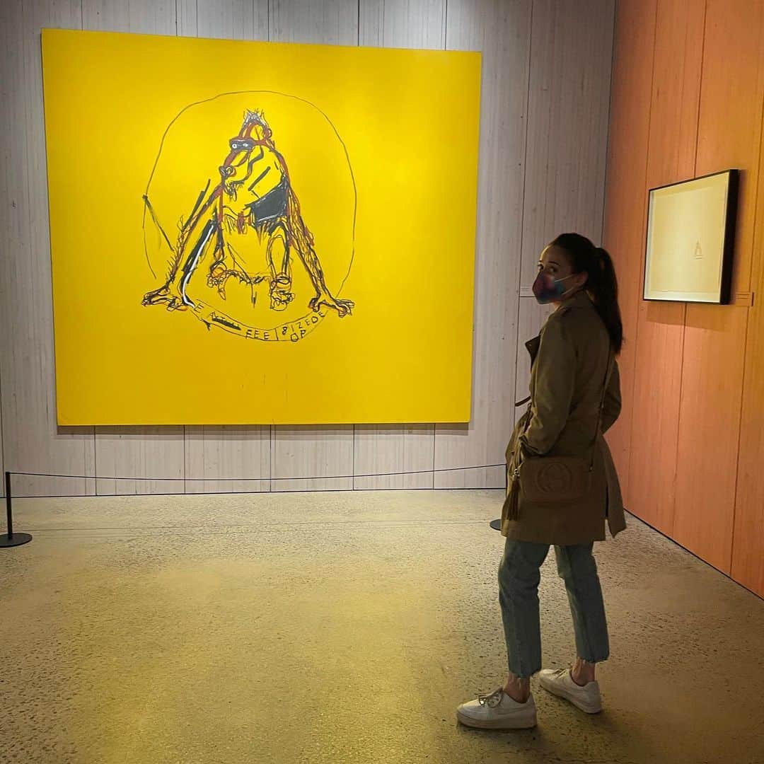 マリーナ・スコーシアーティのインスタグラム：「HIATUS WORLD TOUR! First stop, NEW YORK CITY for a little art n' culture. @basquiatkingpleasure is a wonderful show. If you're in NYC, GO!! #Basquiat #artwork #pleasureking #whatanartist #whereintheworldismarmar」